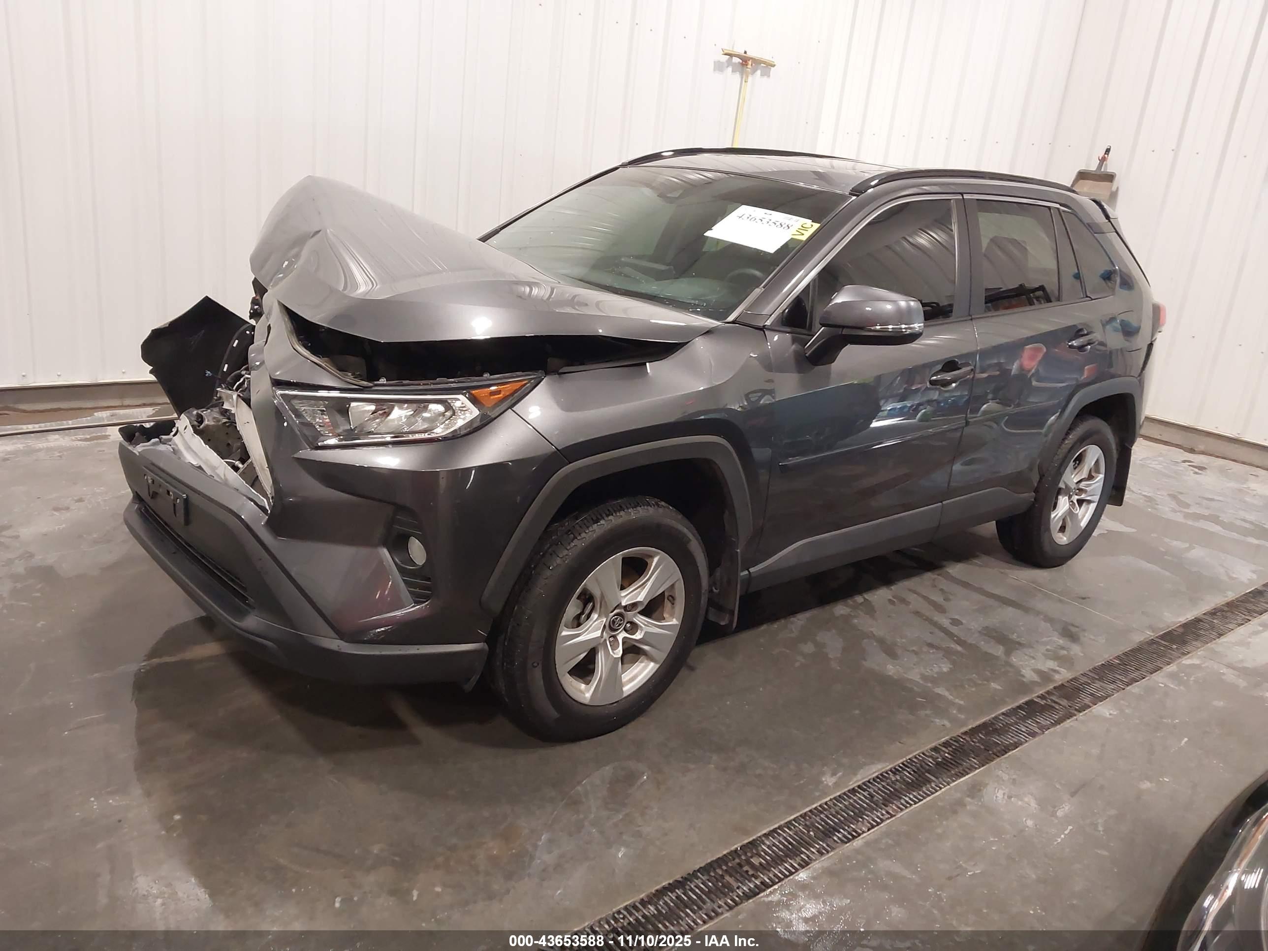 TOYOTA RAV4 image 2
