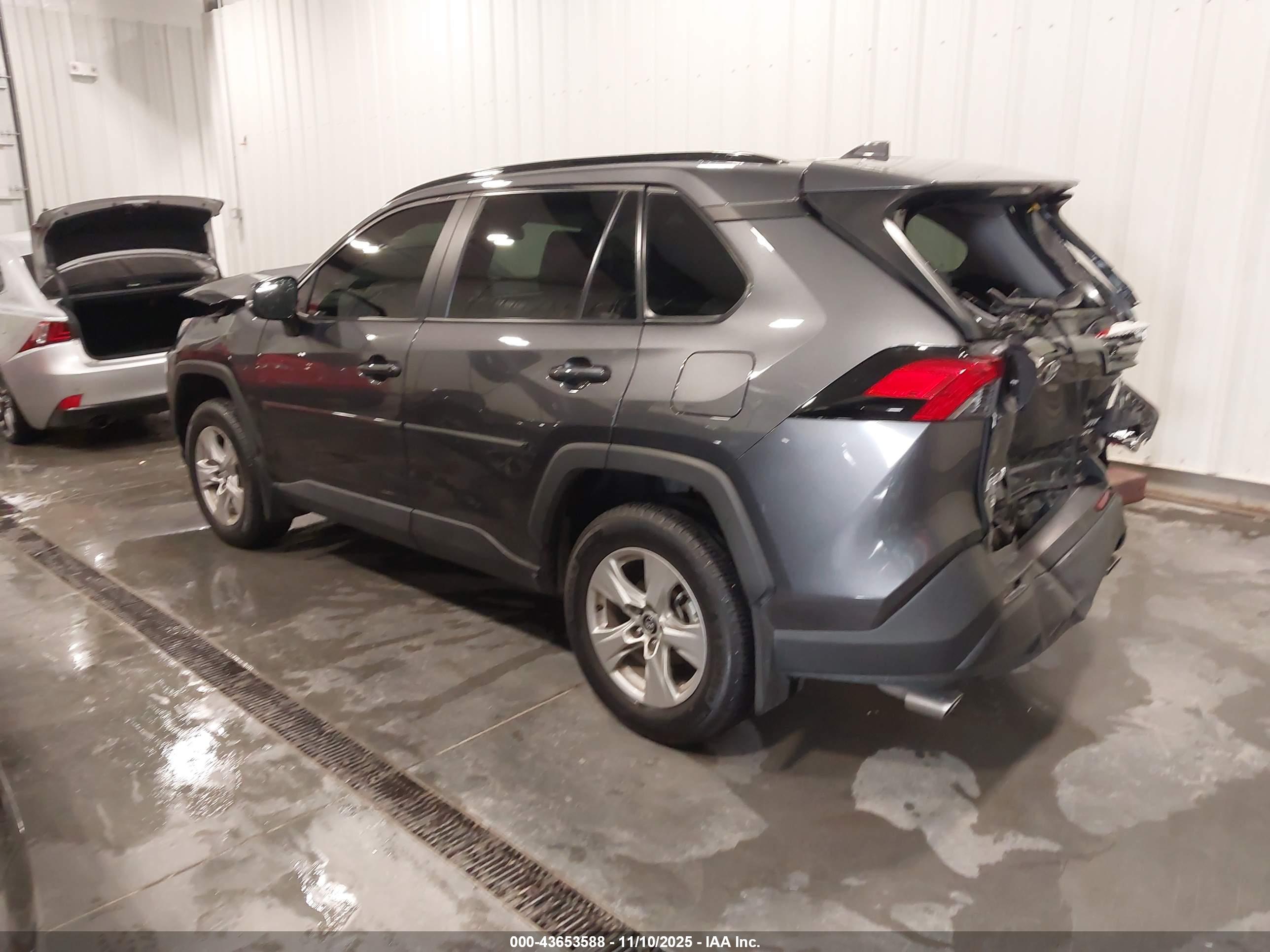 TOYOTA RAV4 image 3
