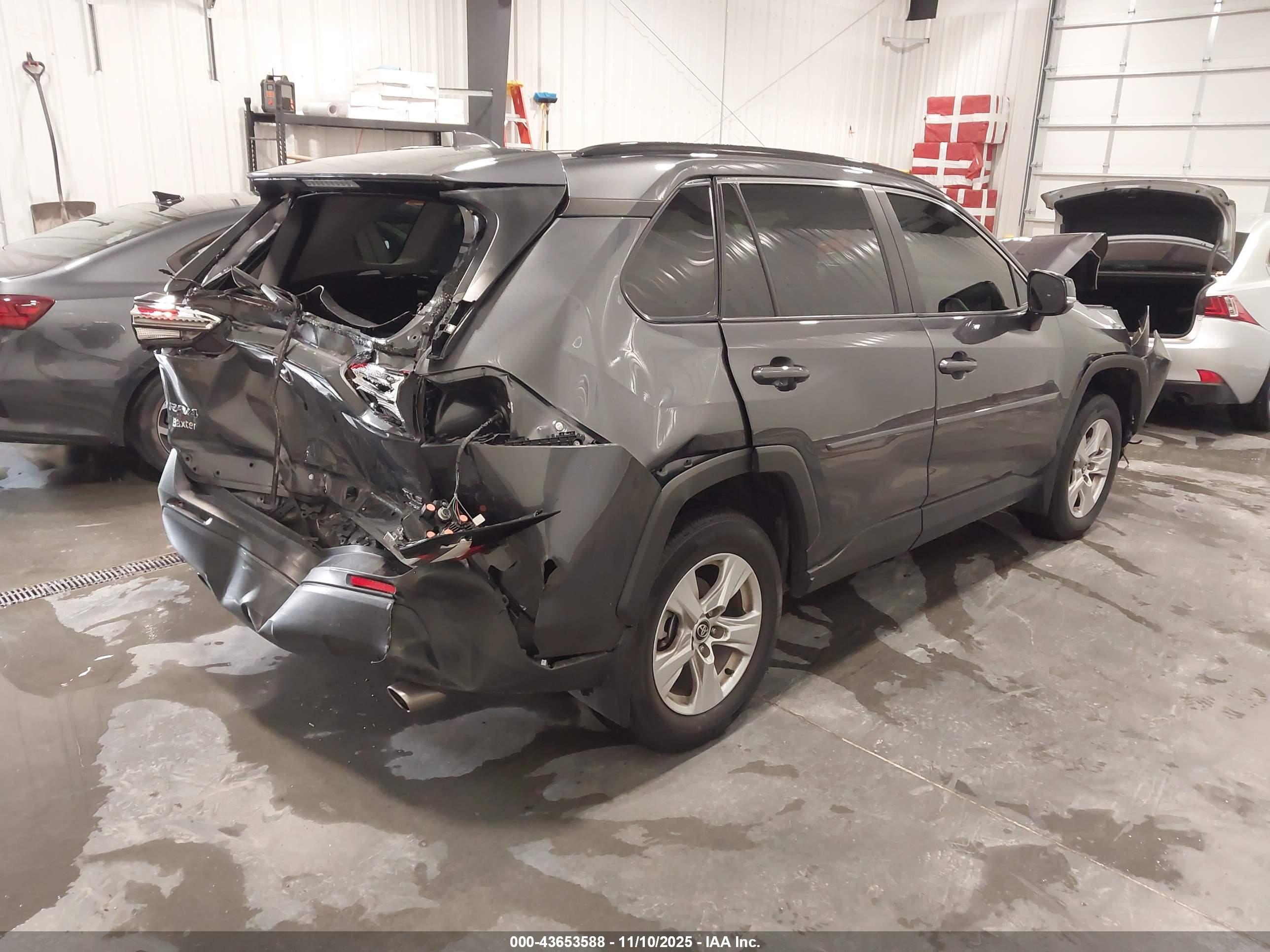 TOYOTA RAV4 image 4