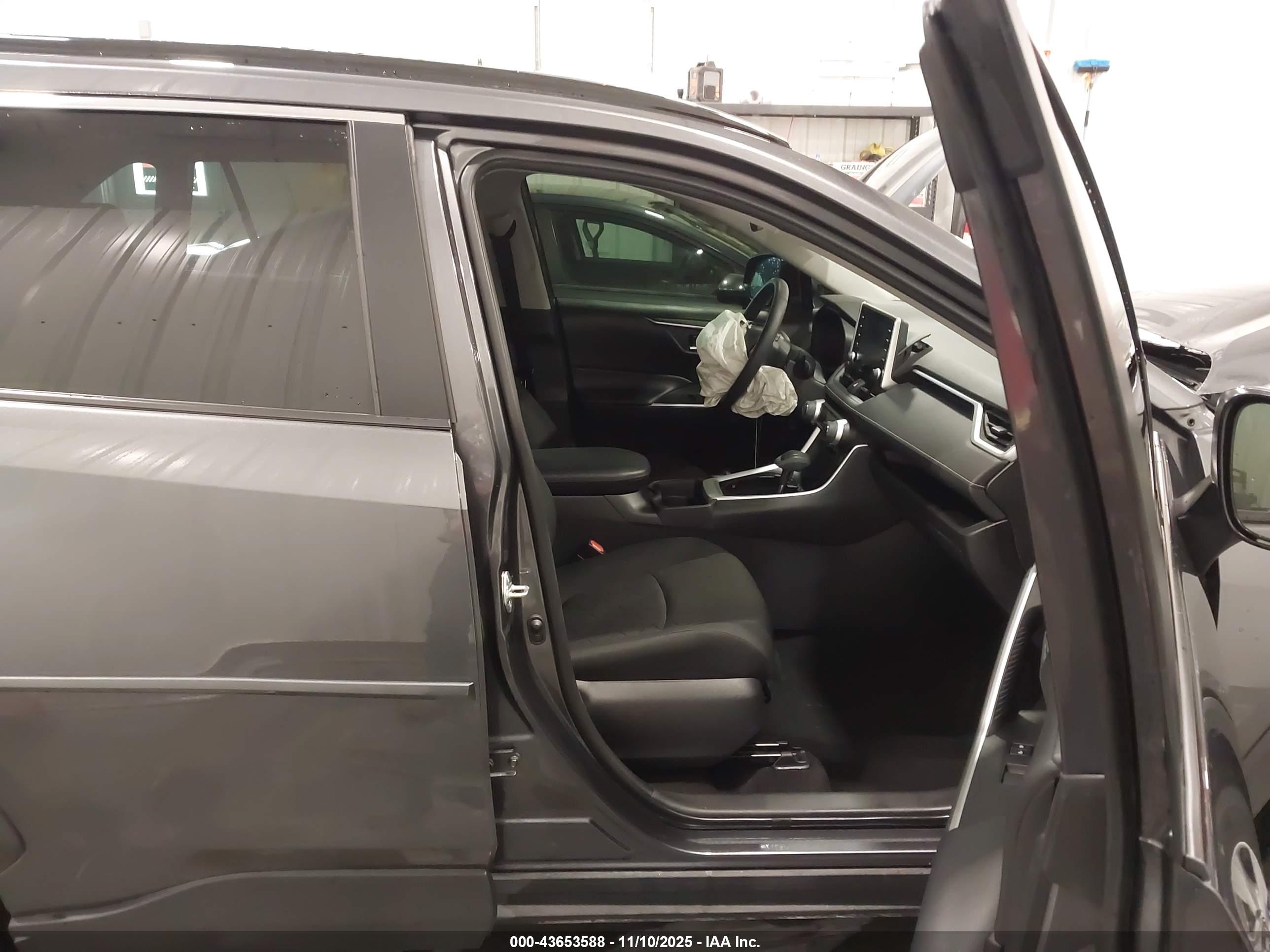 TOYOTA RAV4 image 5