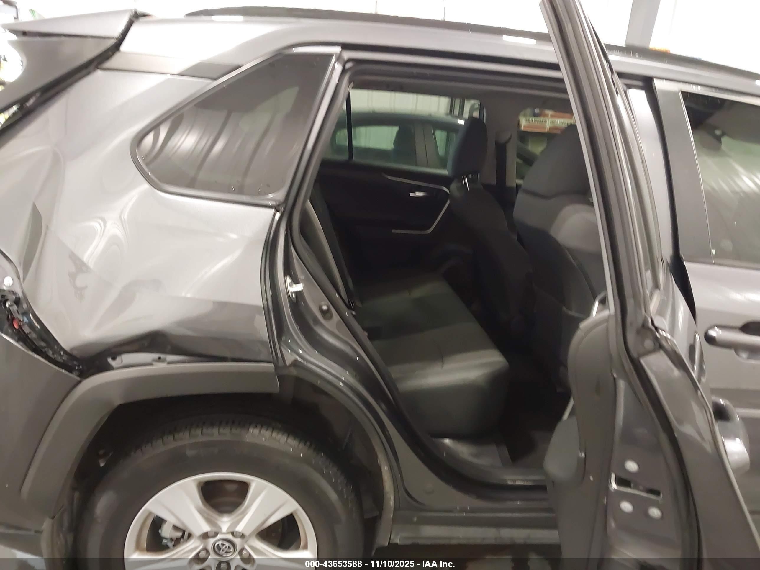 TOYOTA RAV4 image 8