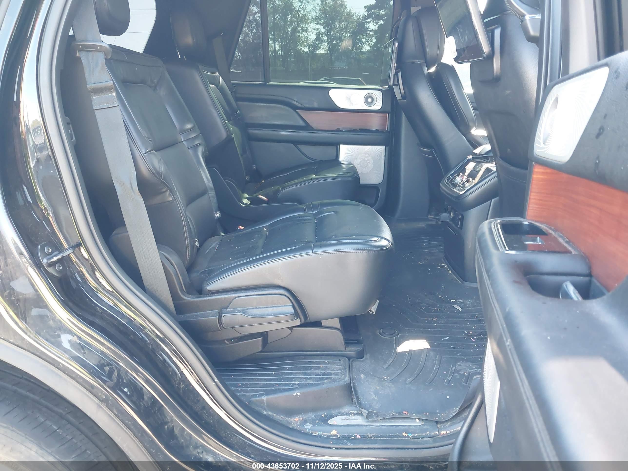 LINCOLN NAVIGATOR image 8