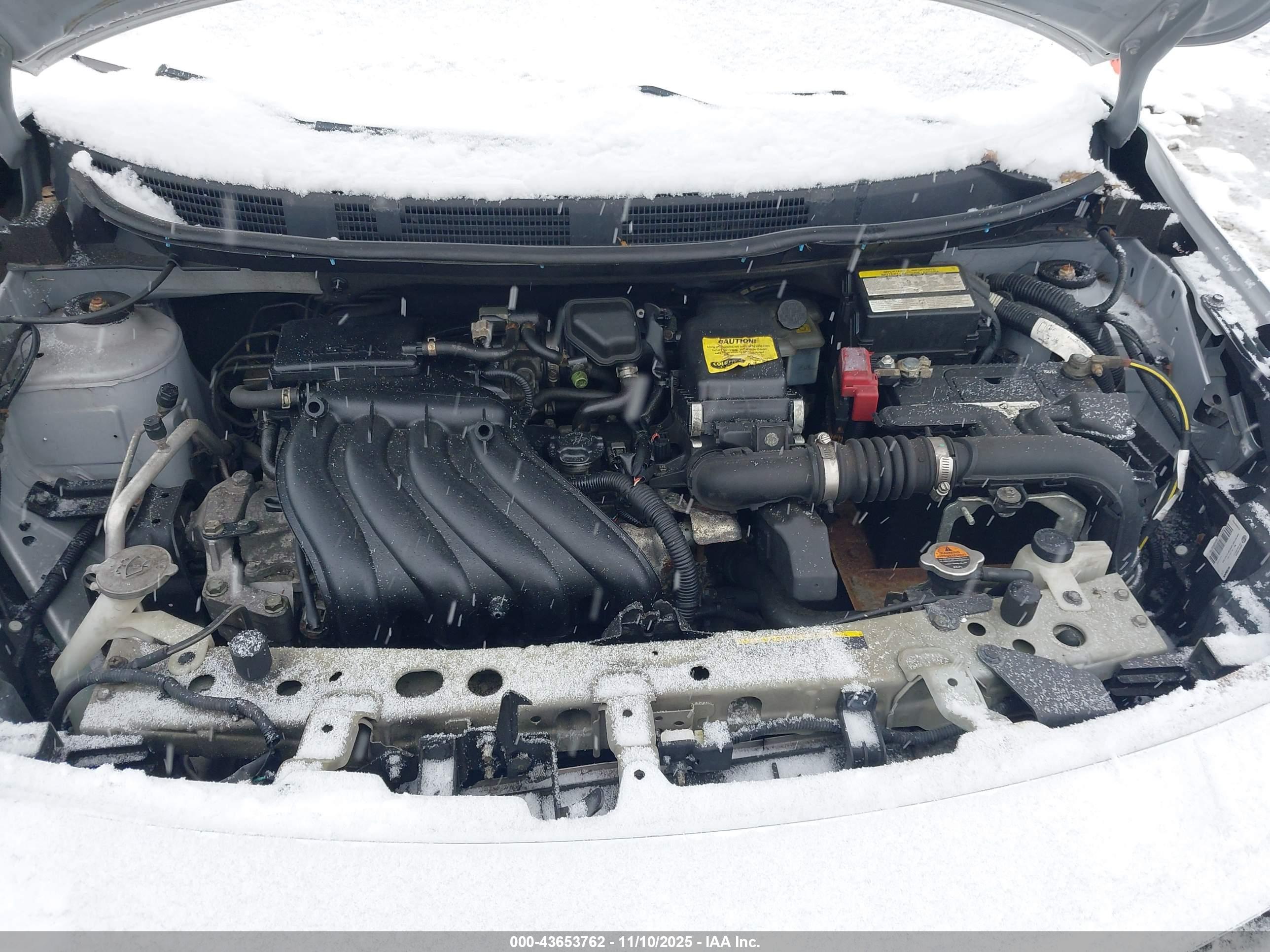 NISSAN VERSA image 10