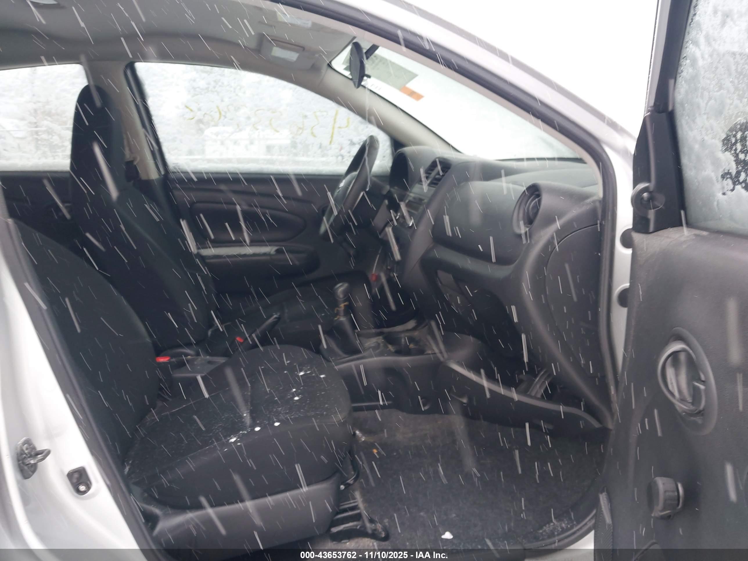 NISSAN VERSA image 5