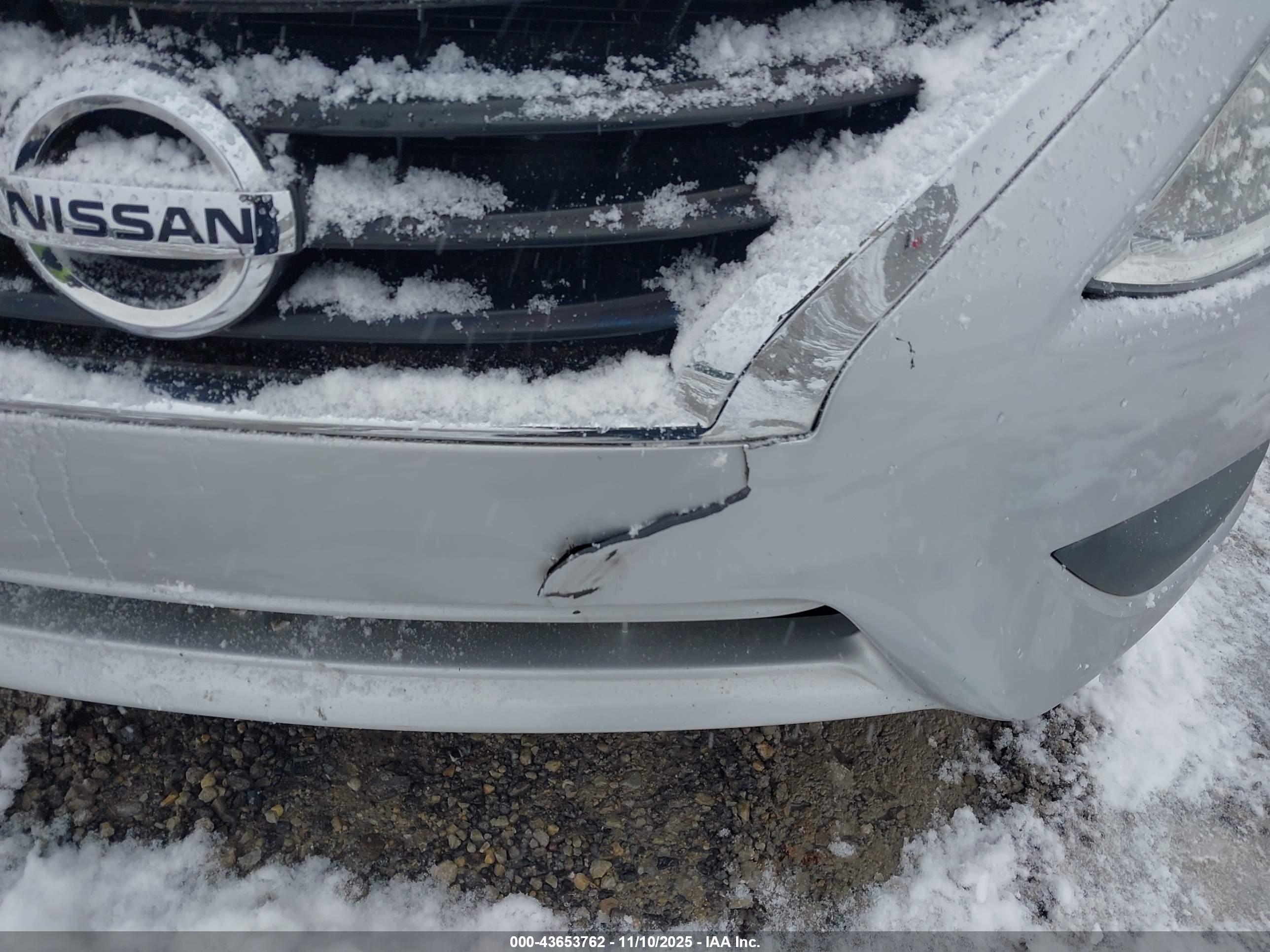 NISSAN VERSA image 6
