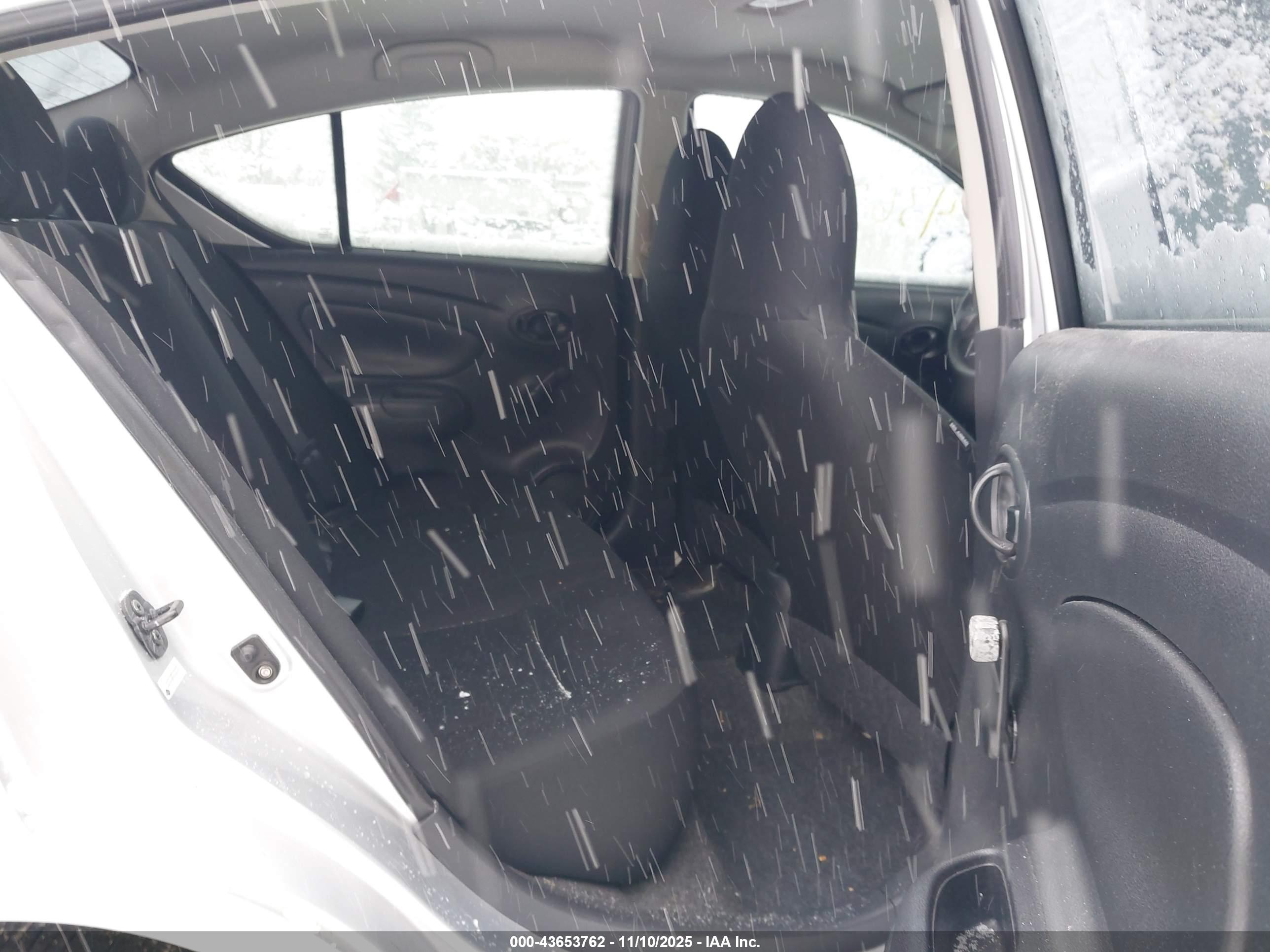 NISSAN VERSA image 8