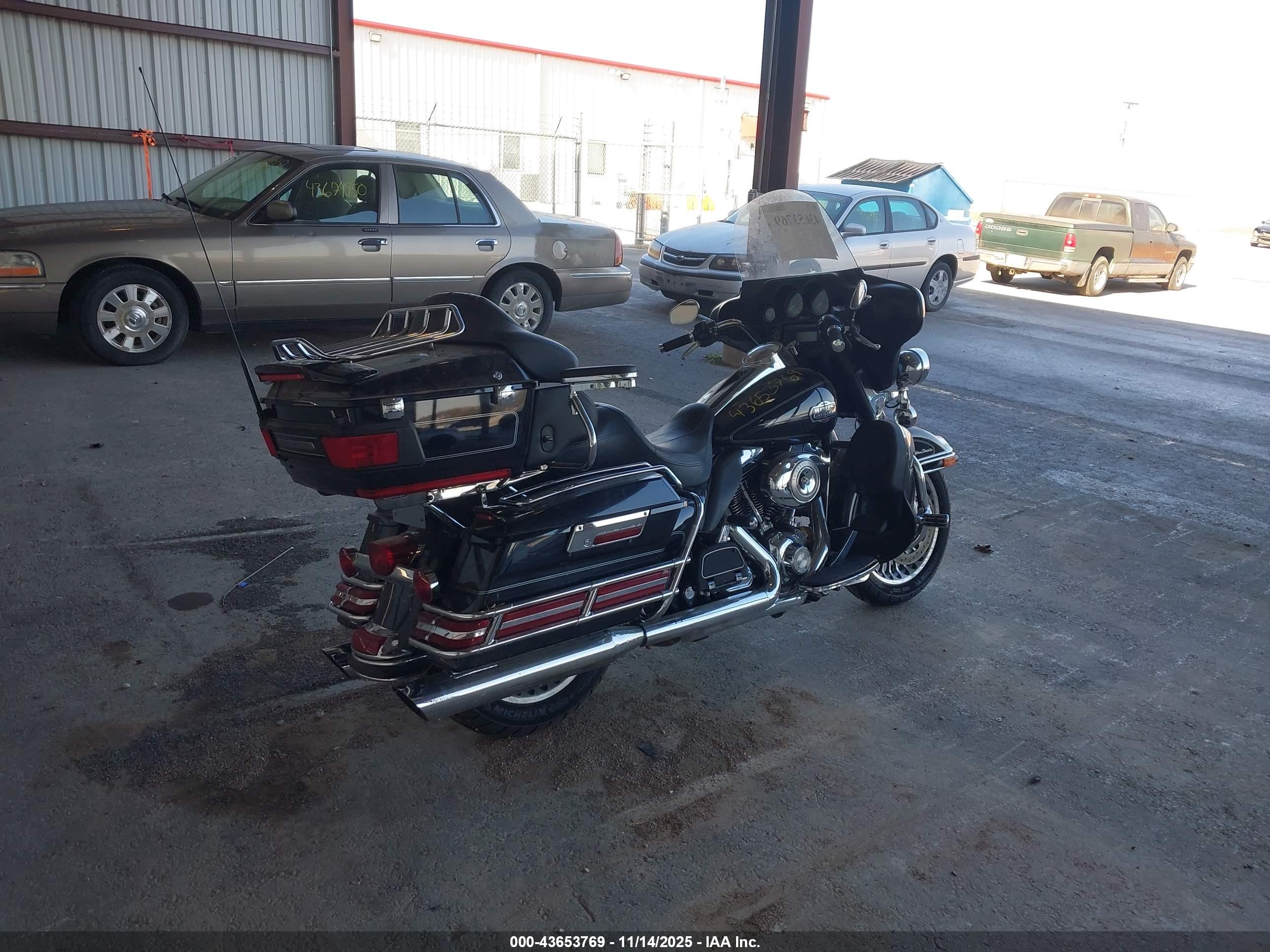 HARLEY-DAVIDSON FLHTCU image 4