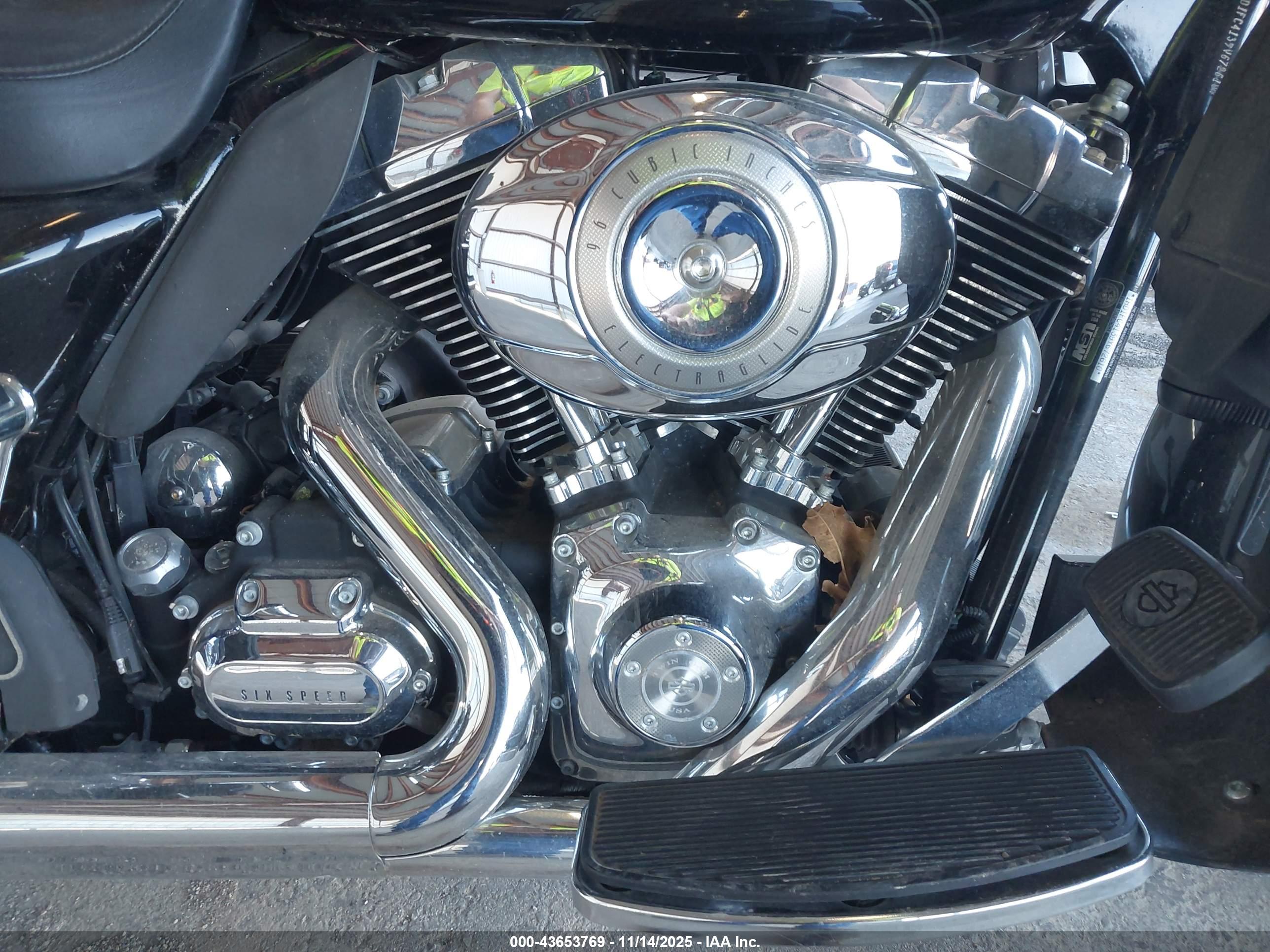 HARLEY-DAVIDSON FLHTCU image 8