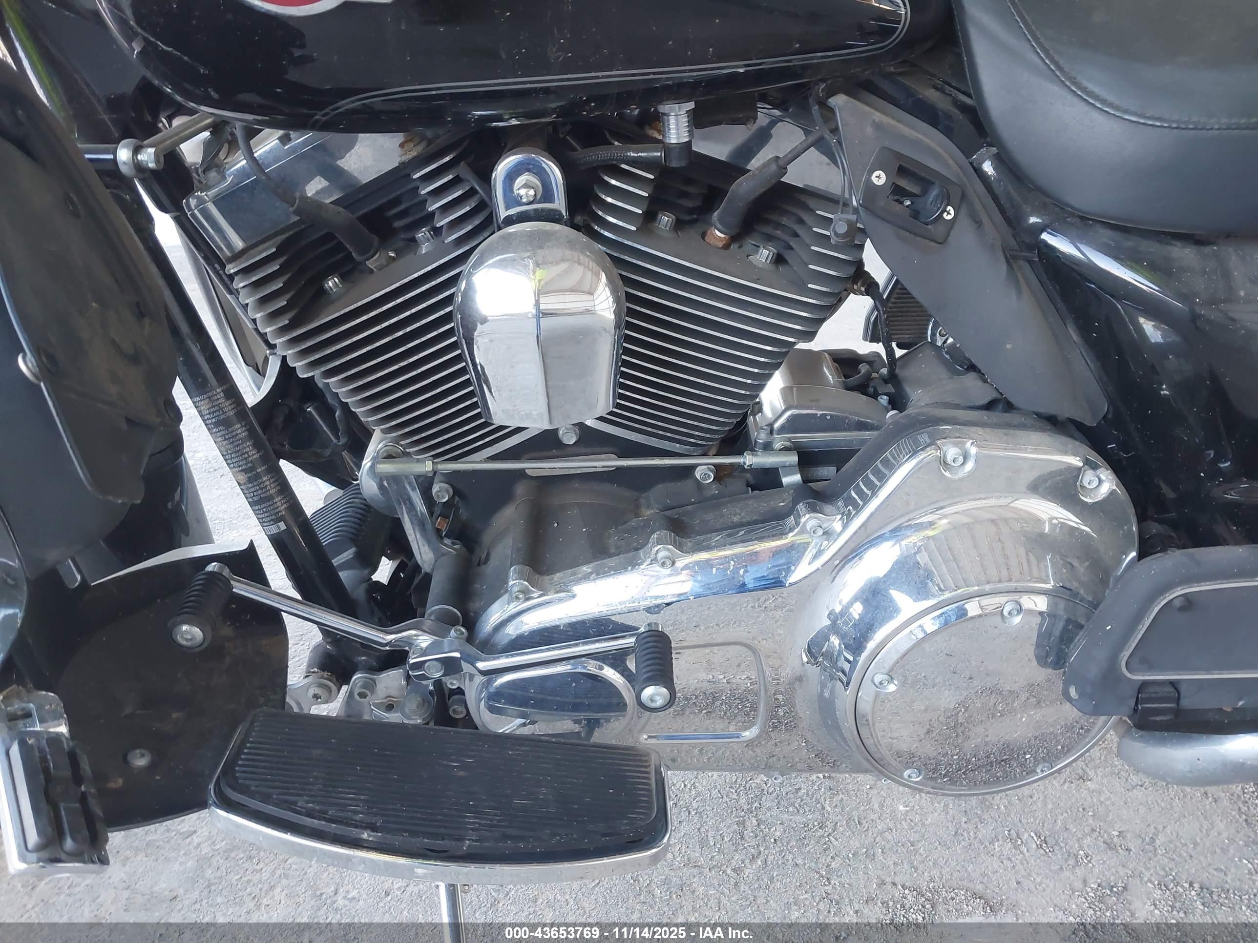 HARLEY-DAVIDSON FLHTCU image 9