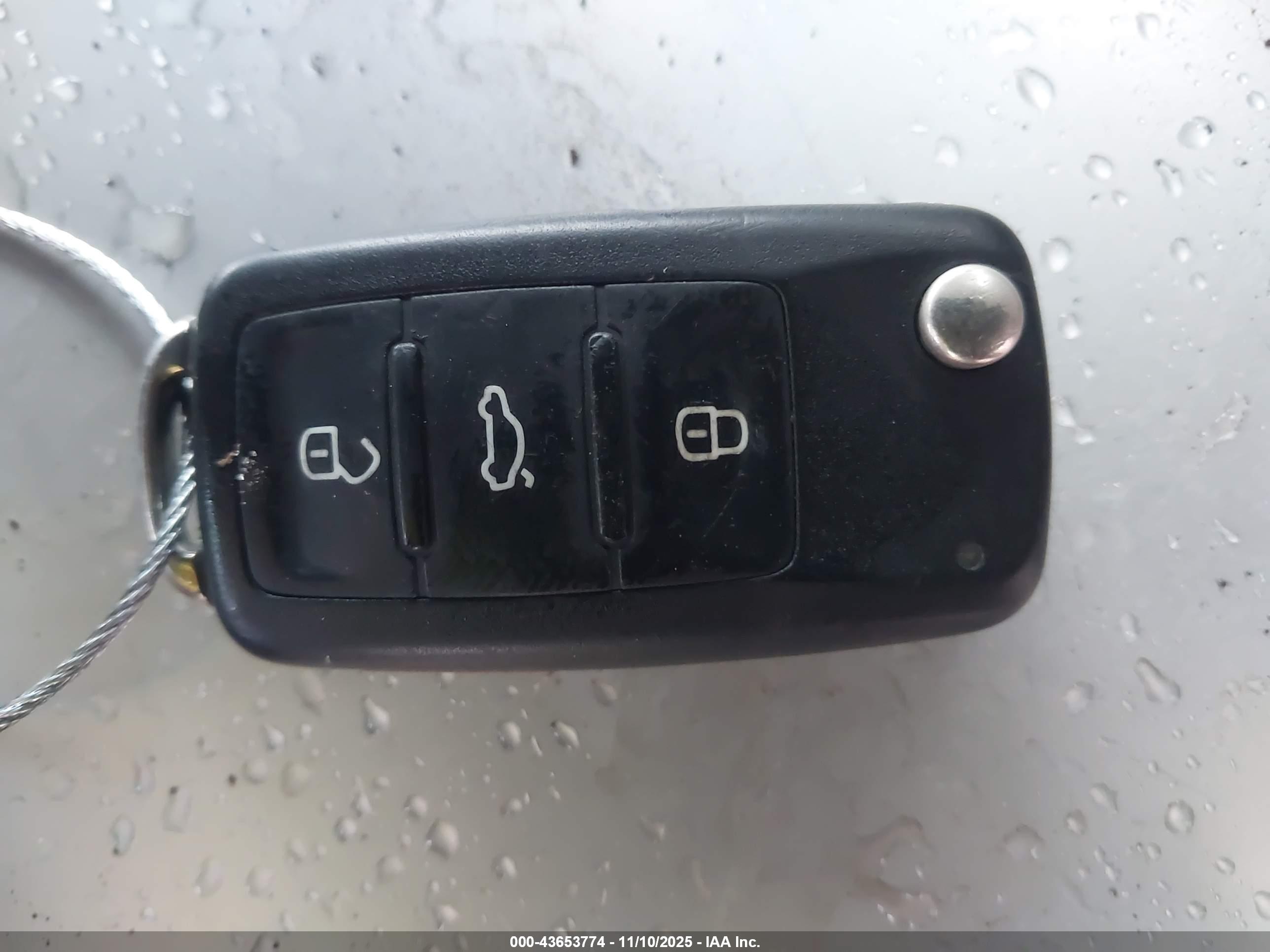 VOLKSWAGEN BEETLE image 11