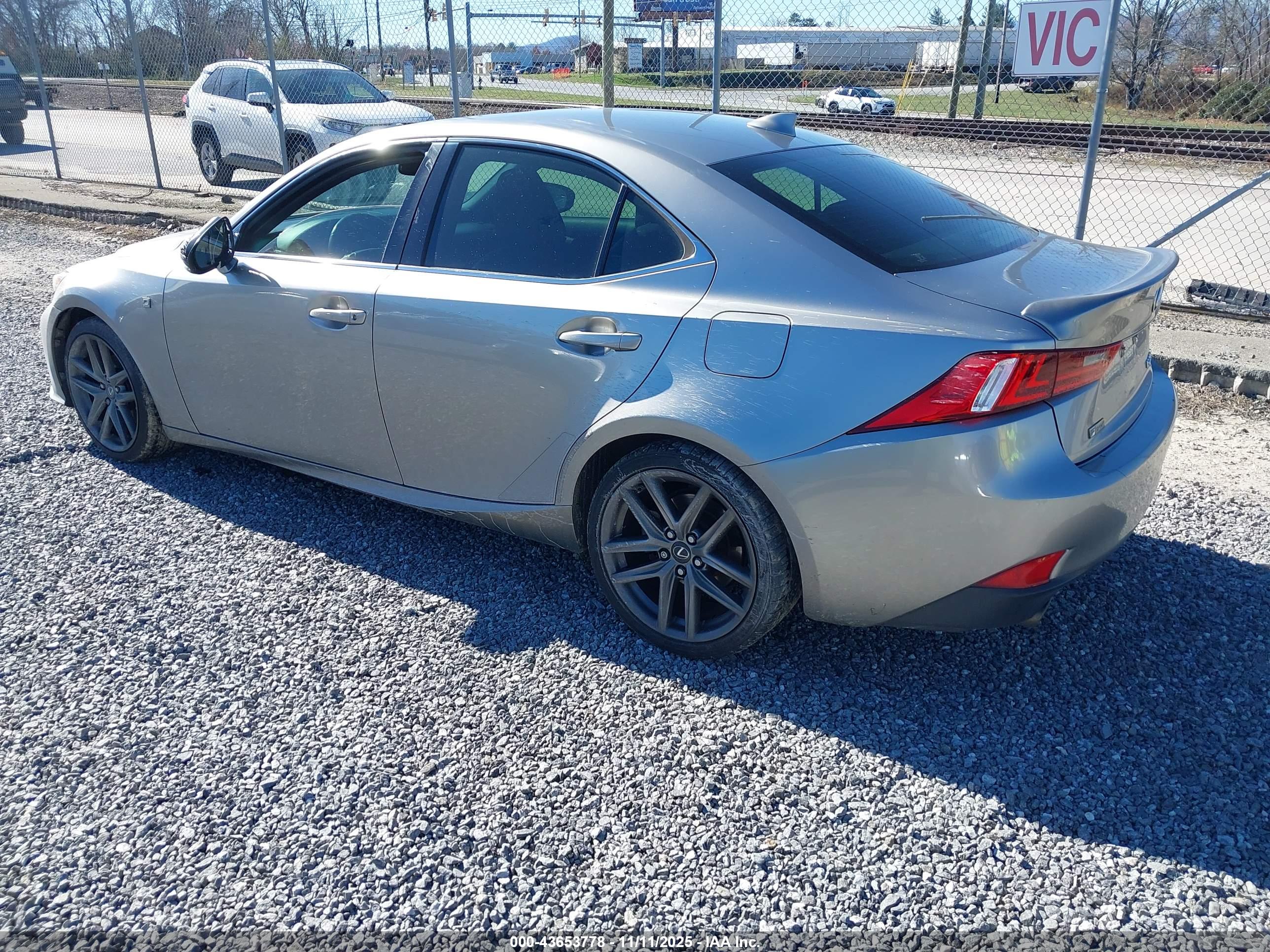 LEXUS IS image 3