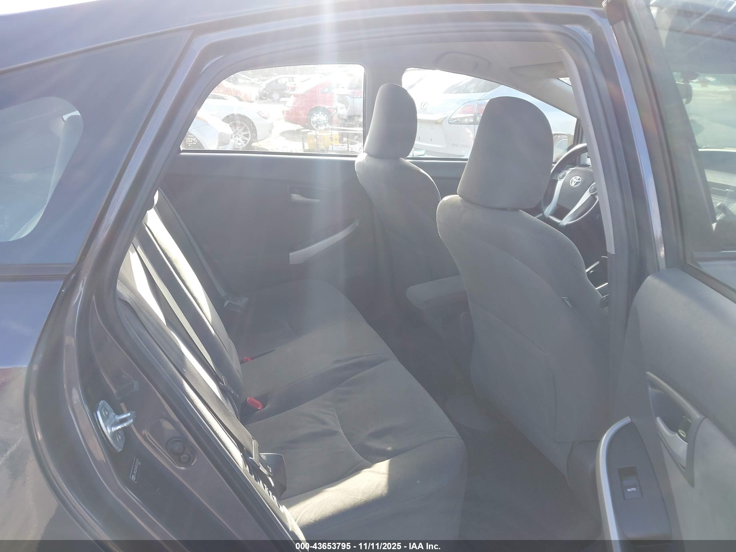 TOYOTA PRIUS image 8