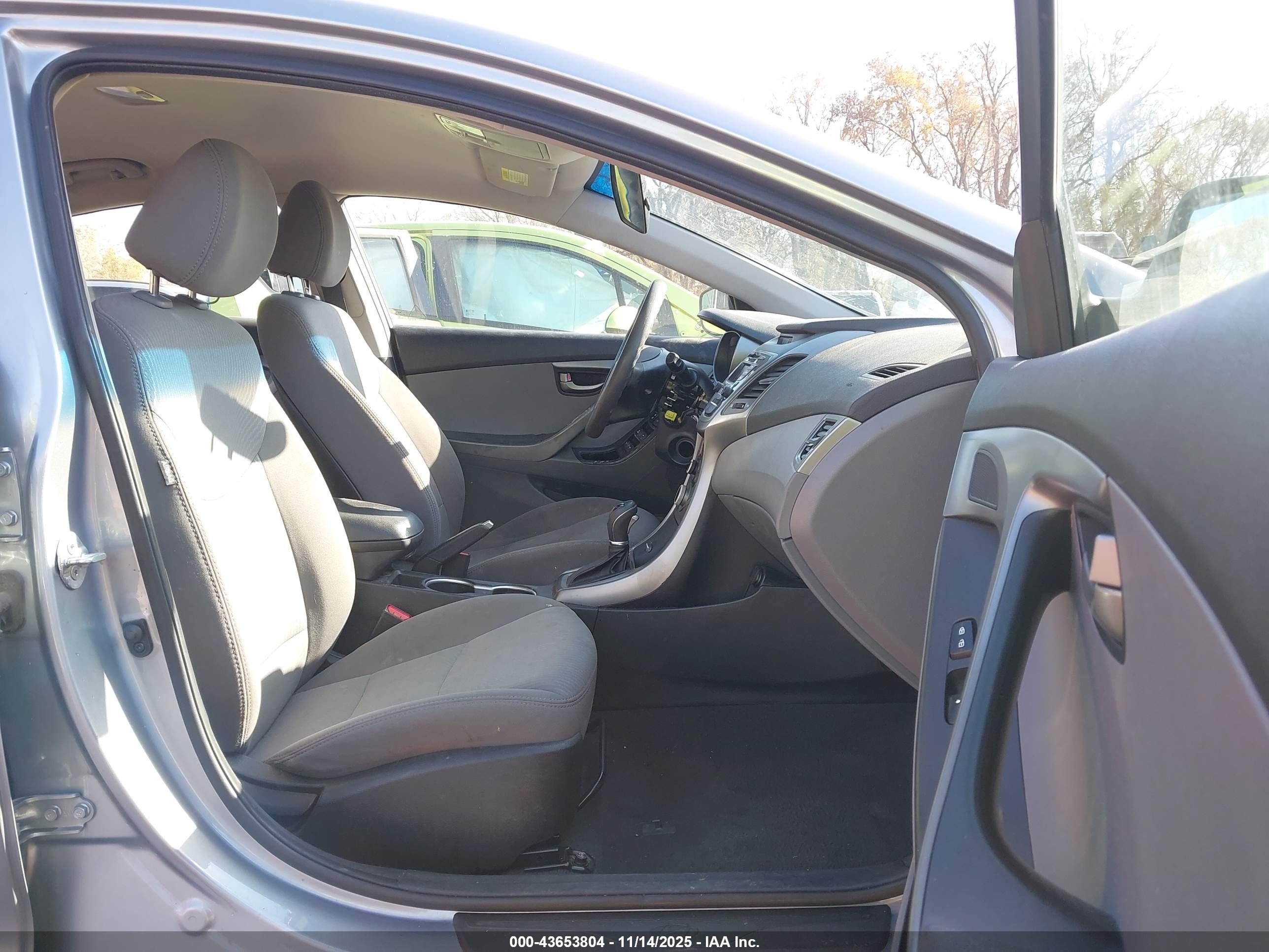 HYUNDAI ELANTRA image 5