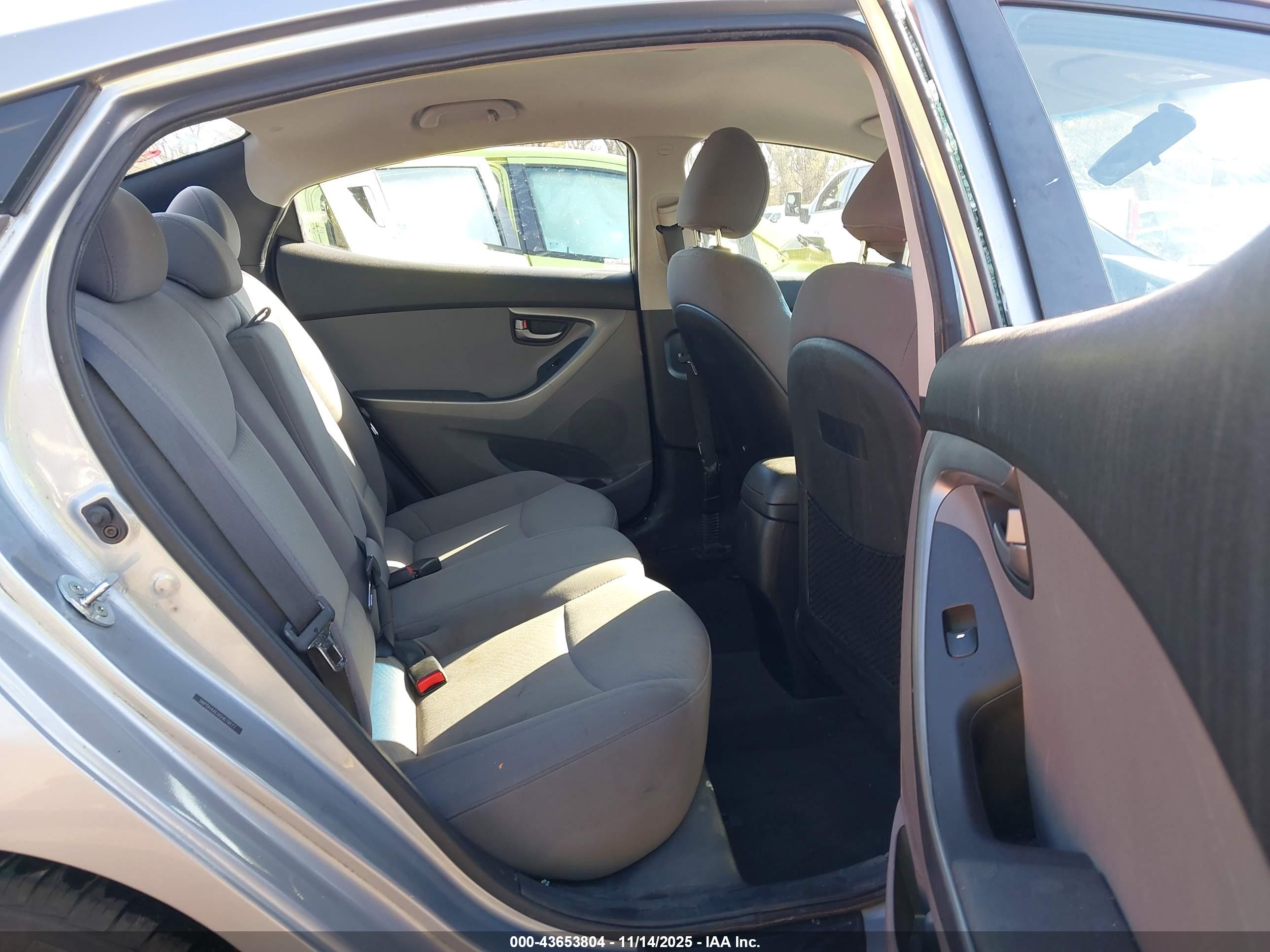 HYUNDAI ELANTRA image 8