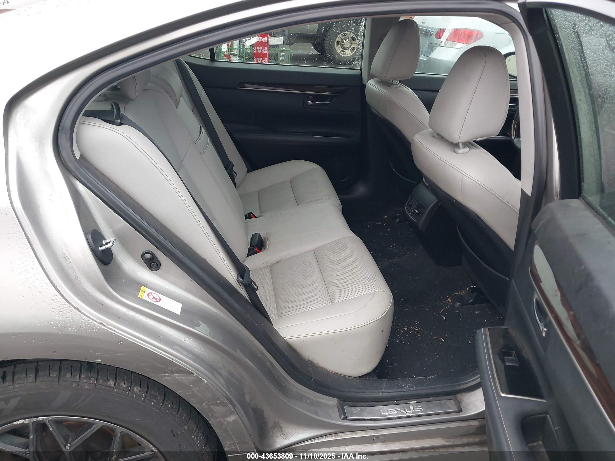 LEXUS ES image 8