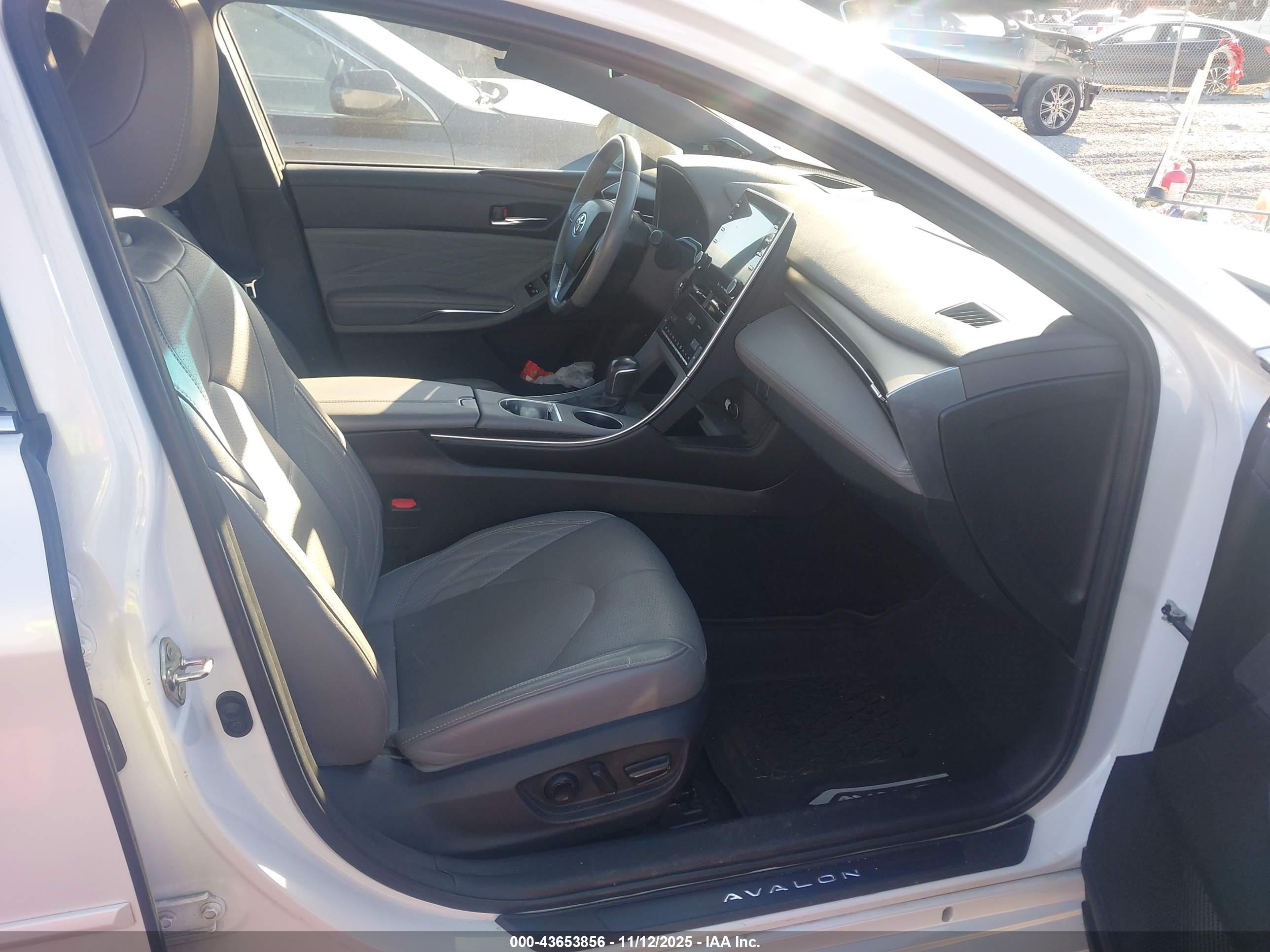 TOYOTA AVALON image 5
