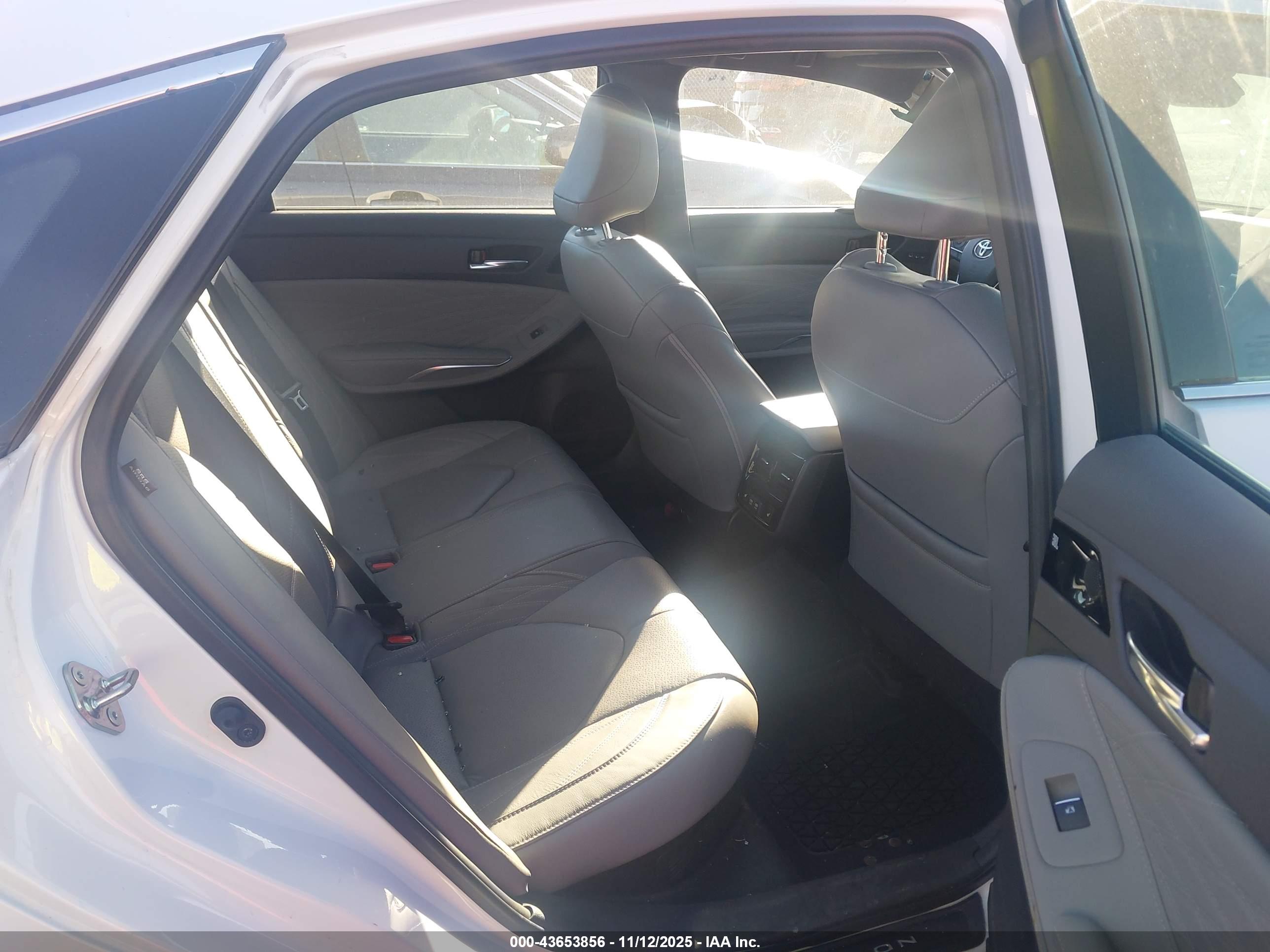 TOYOTA AVALON image 8