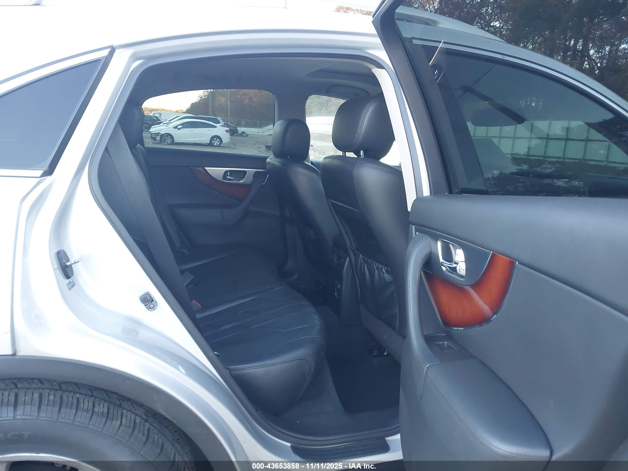 INFINITI FX35 image 8