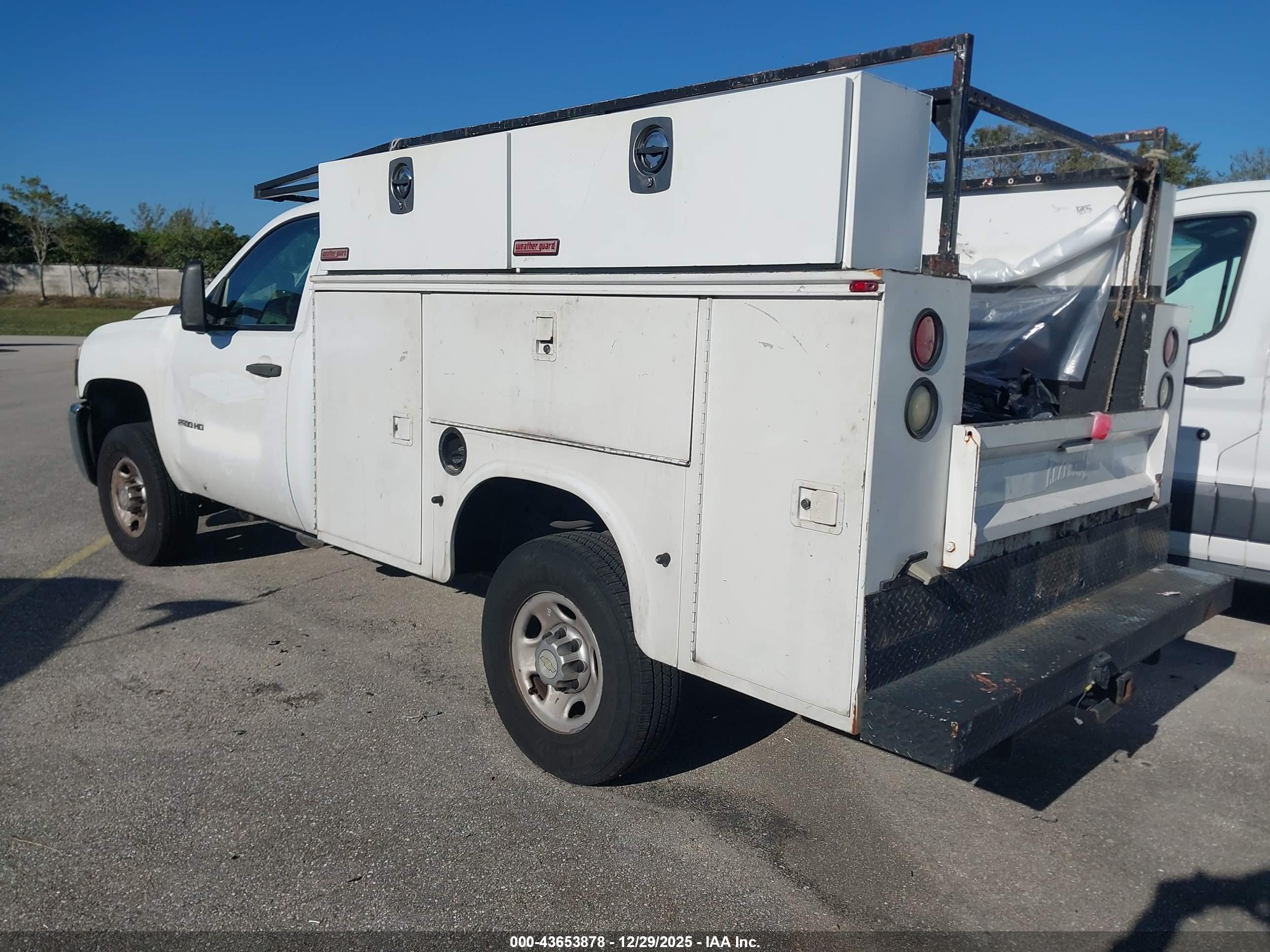 CHEVROLET SILVERADO image 3