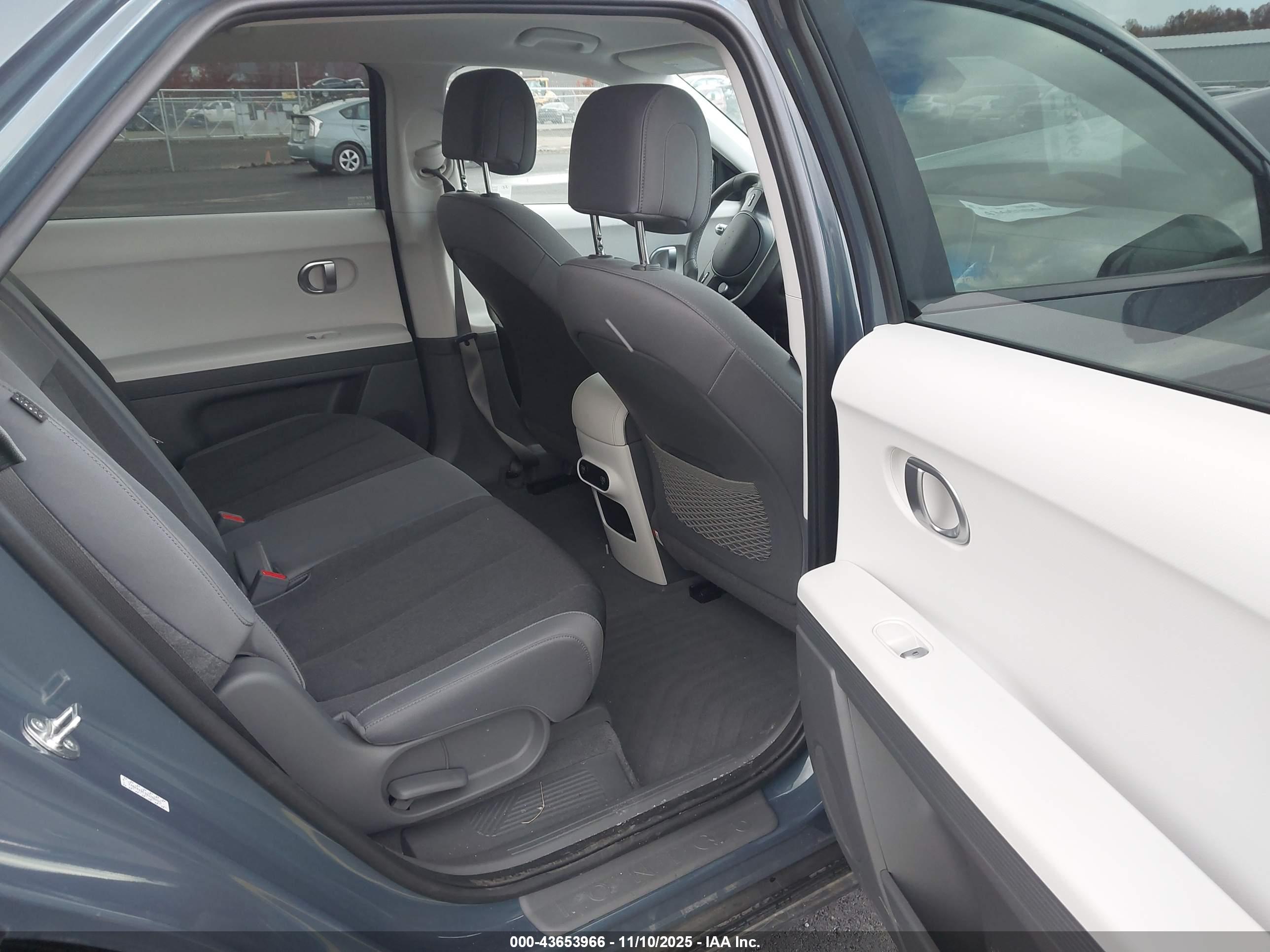HYUNDAI IONIQ image 8