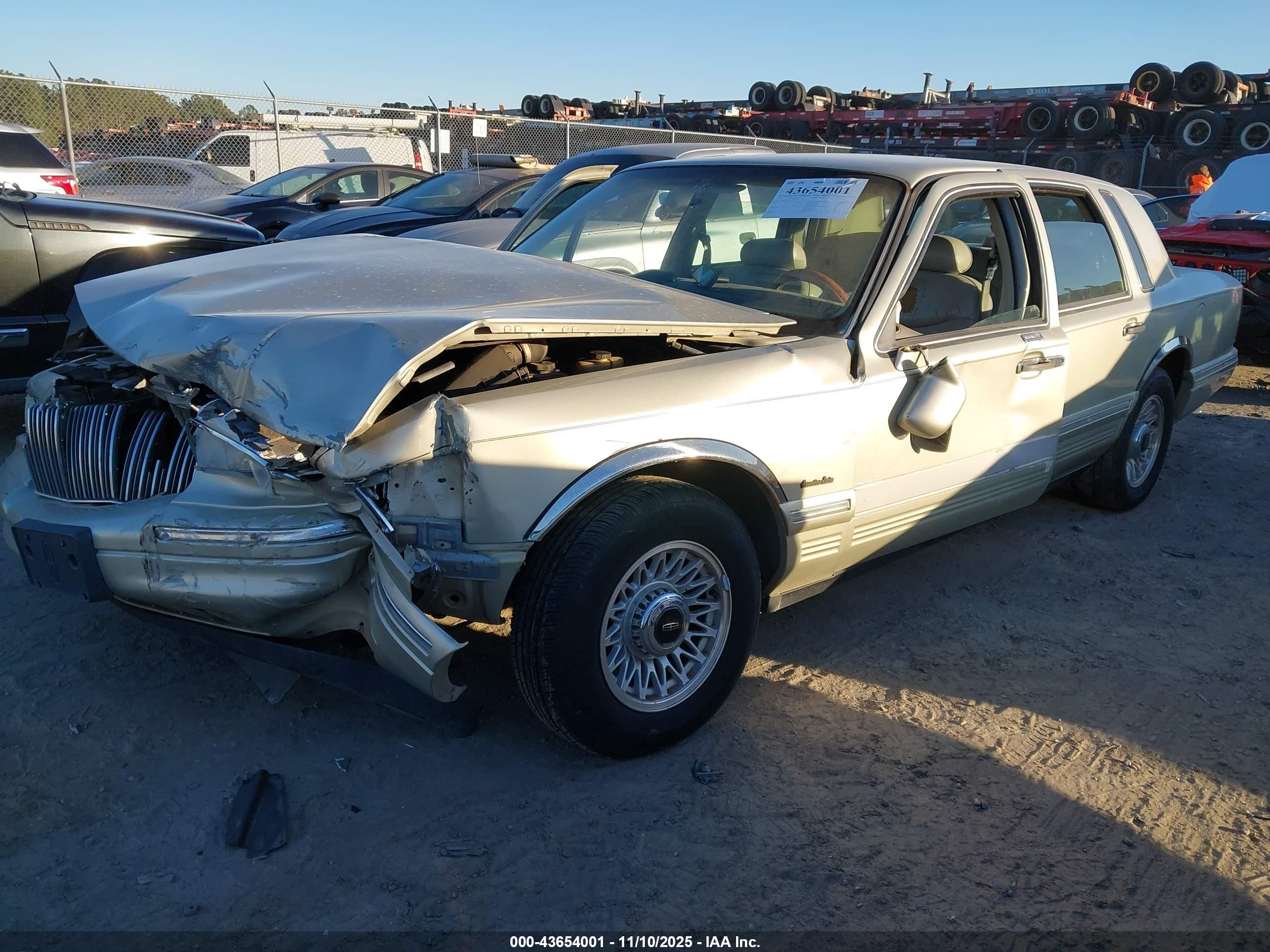 LINCOLN TOWN image 2