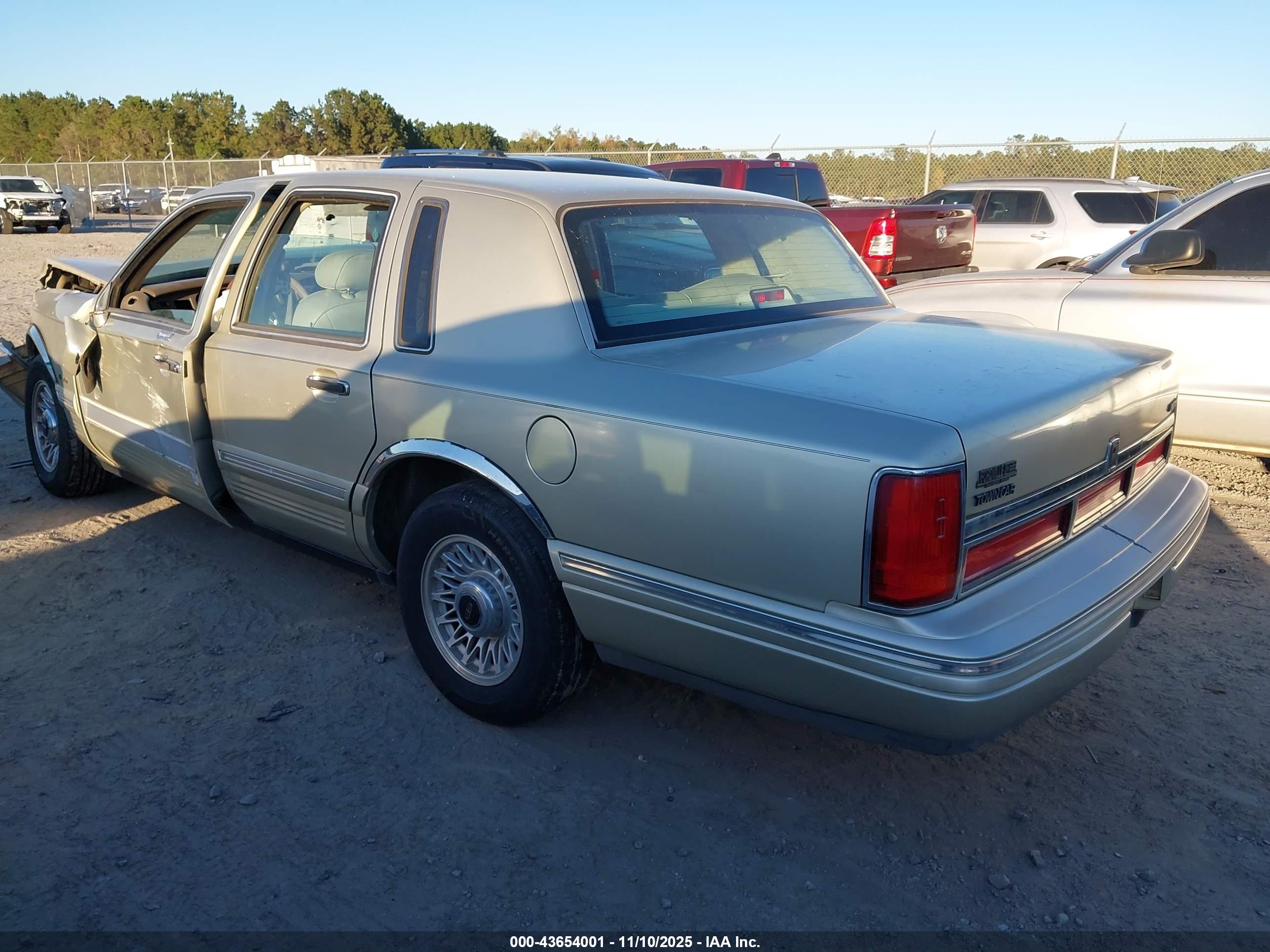 LINCOLN TOWN image 3
