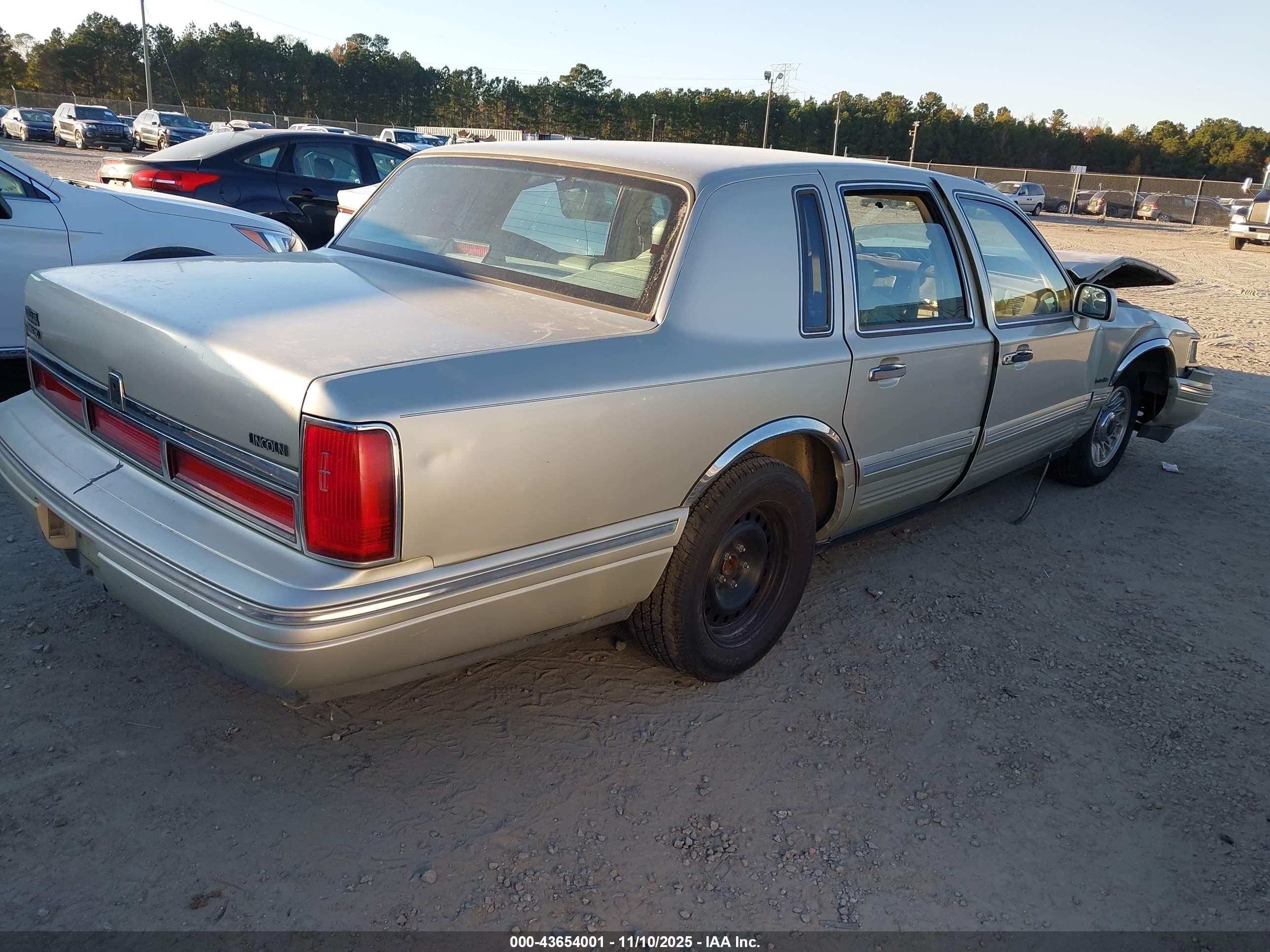 LINCOLN TOWN image 4