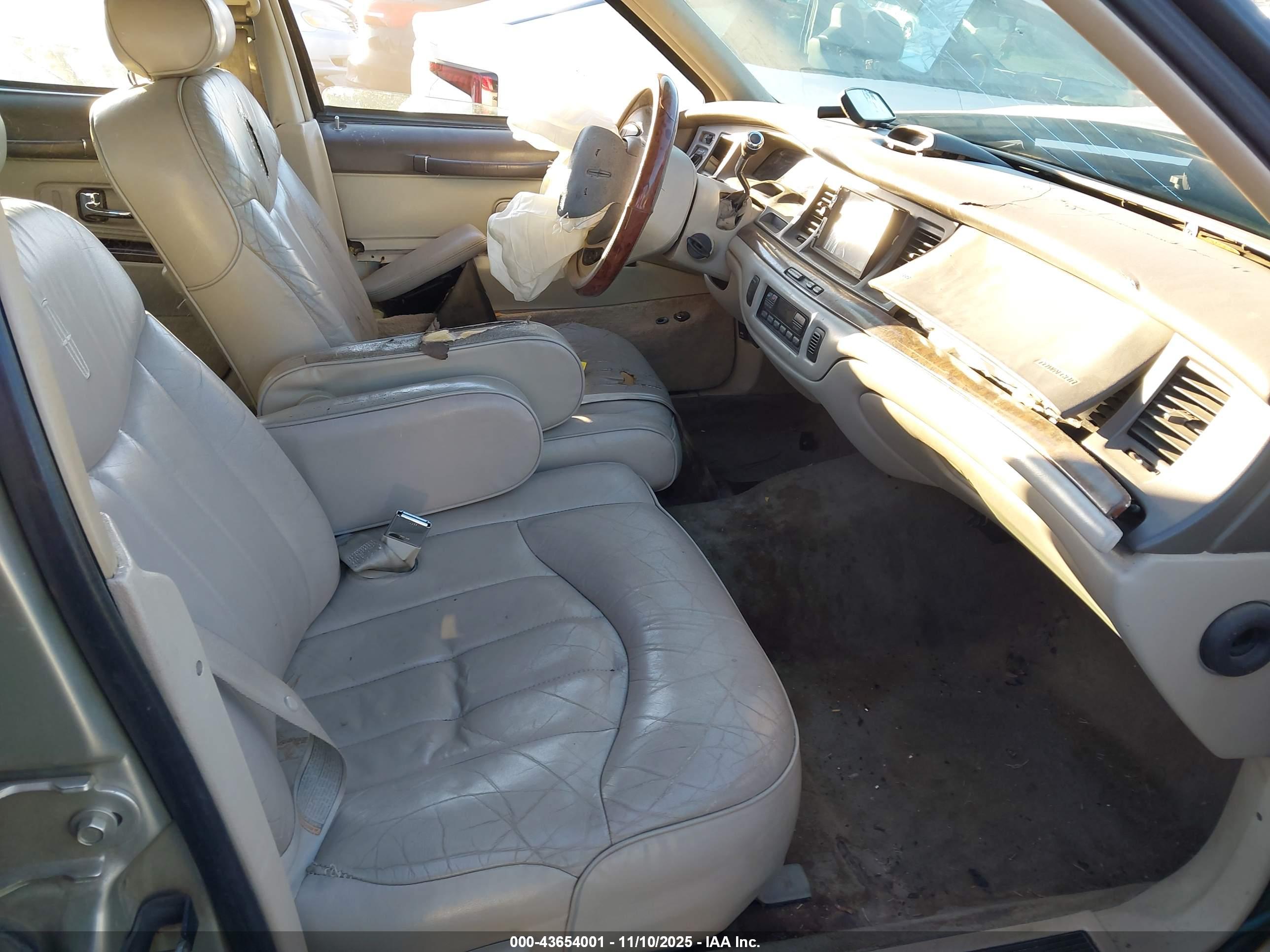 LINCOLN TOWN image 5