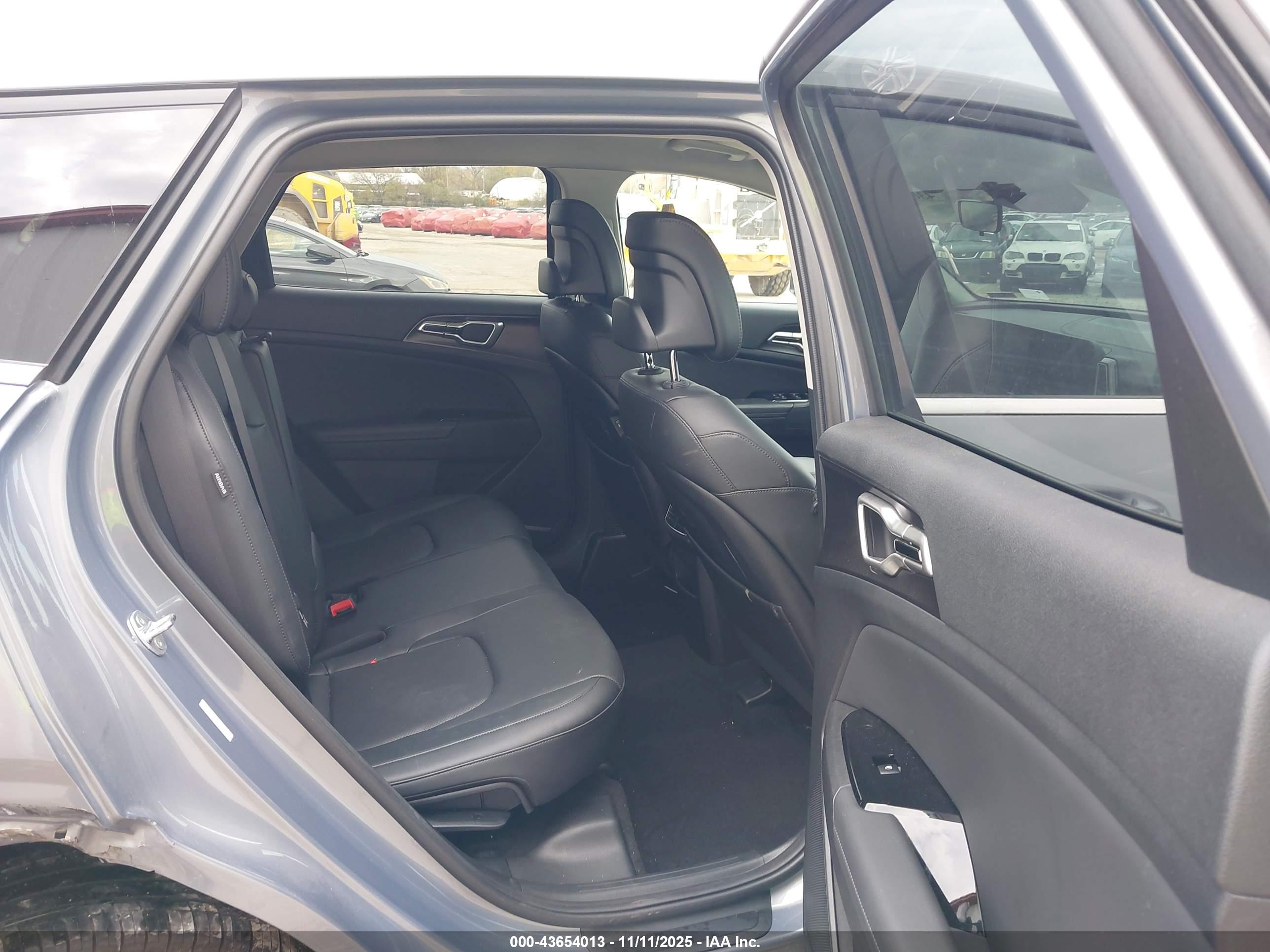 KIA SPORTAGE image 8