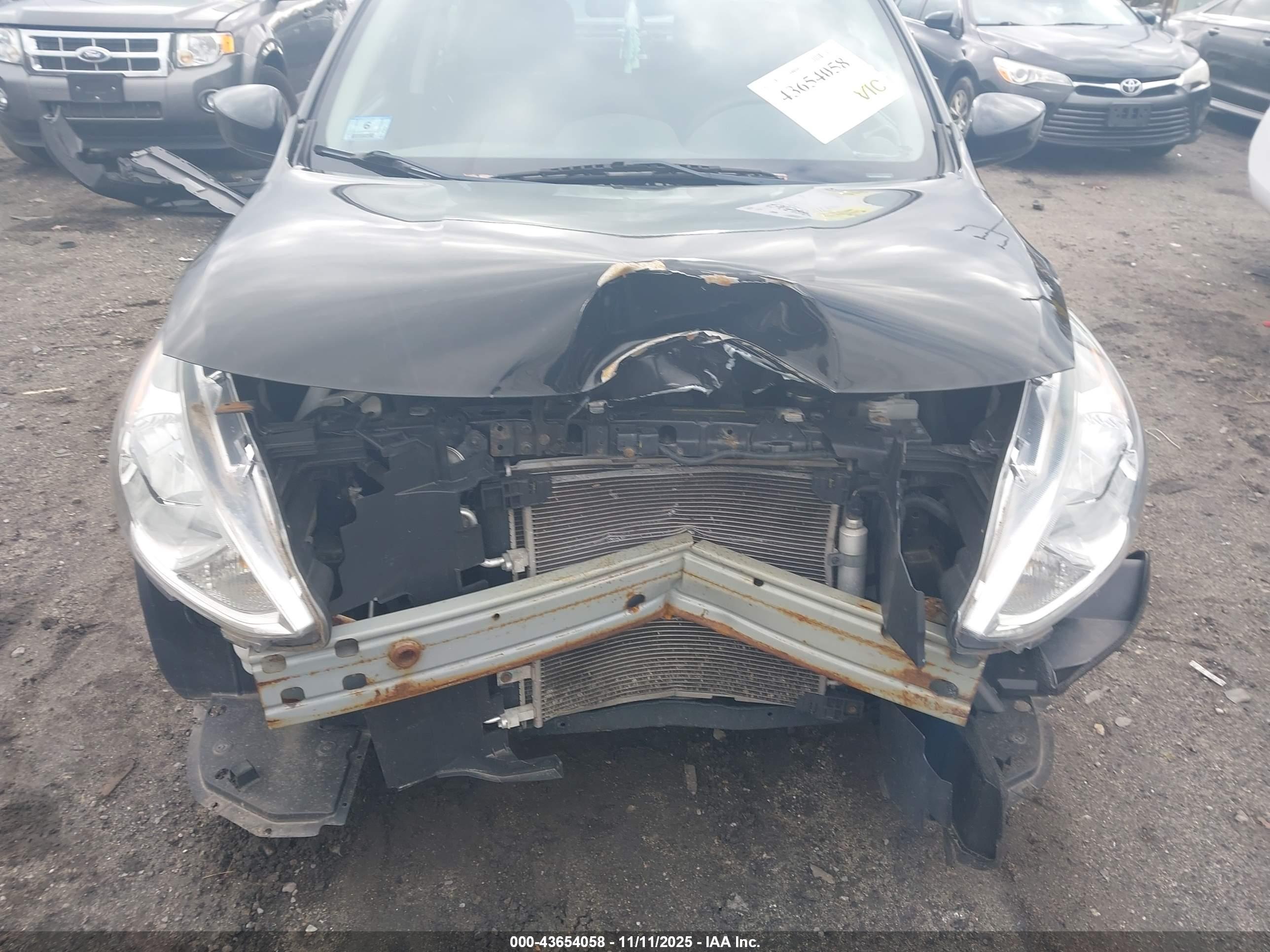 NISSAN VERSA image 6