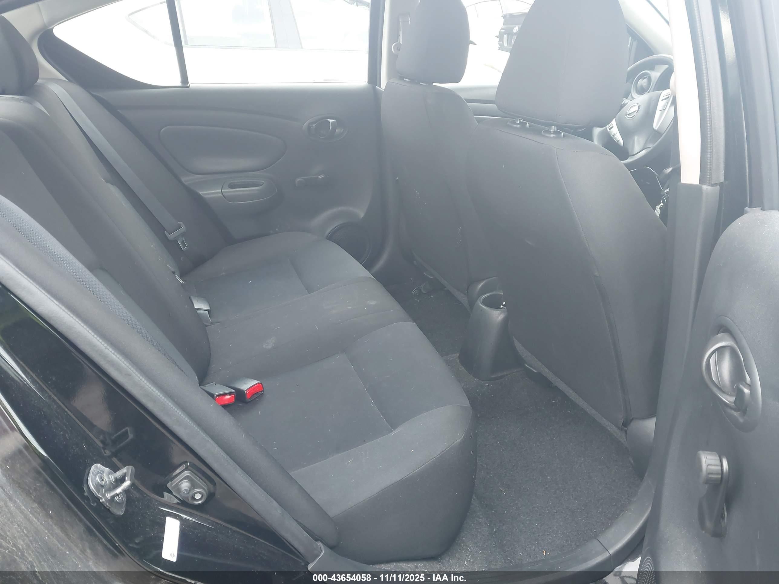 NISSAN VERSA image 8