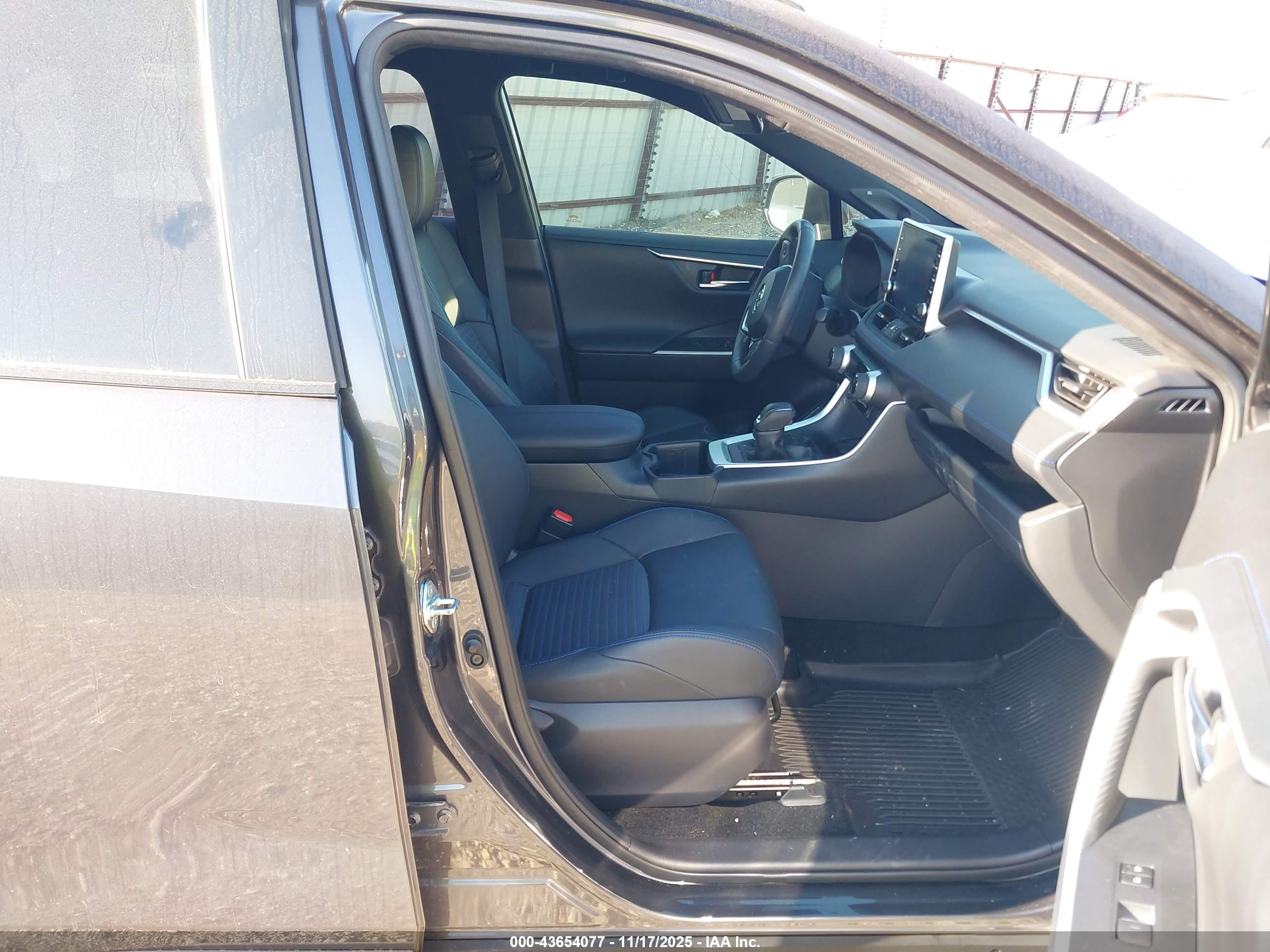 TOYOTA RAV4 image 5