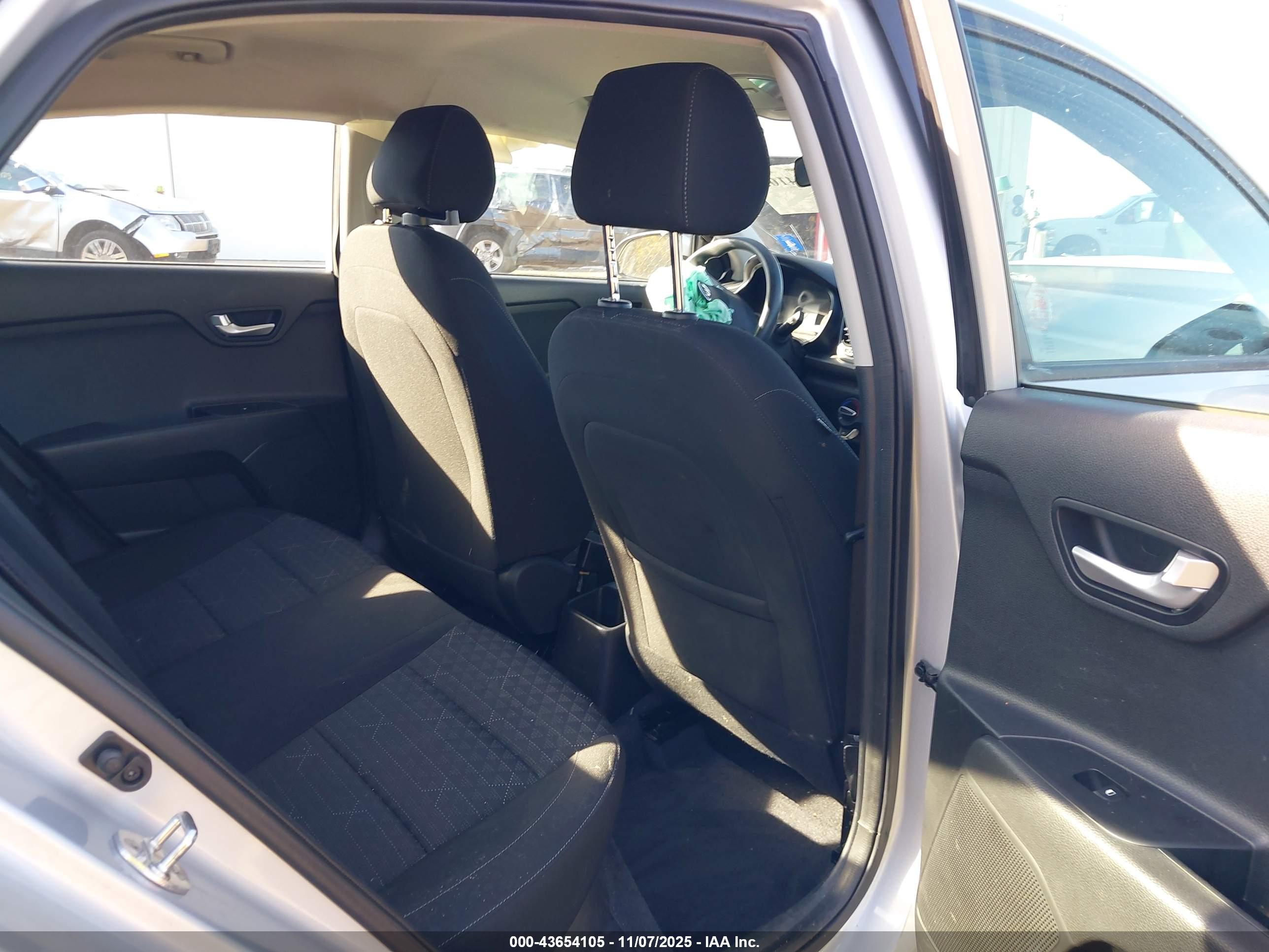 KIA RIO image 8