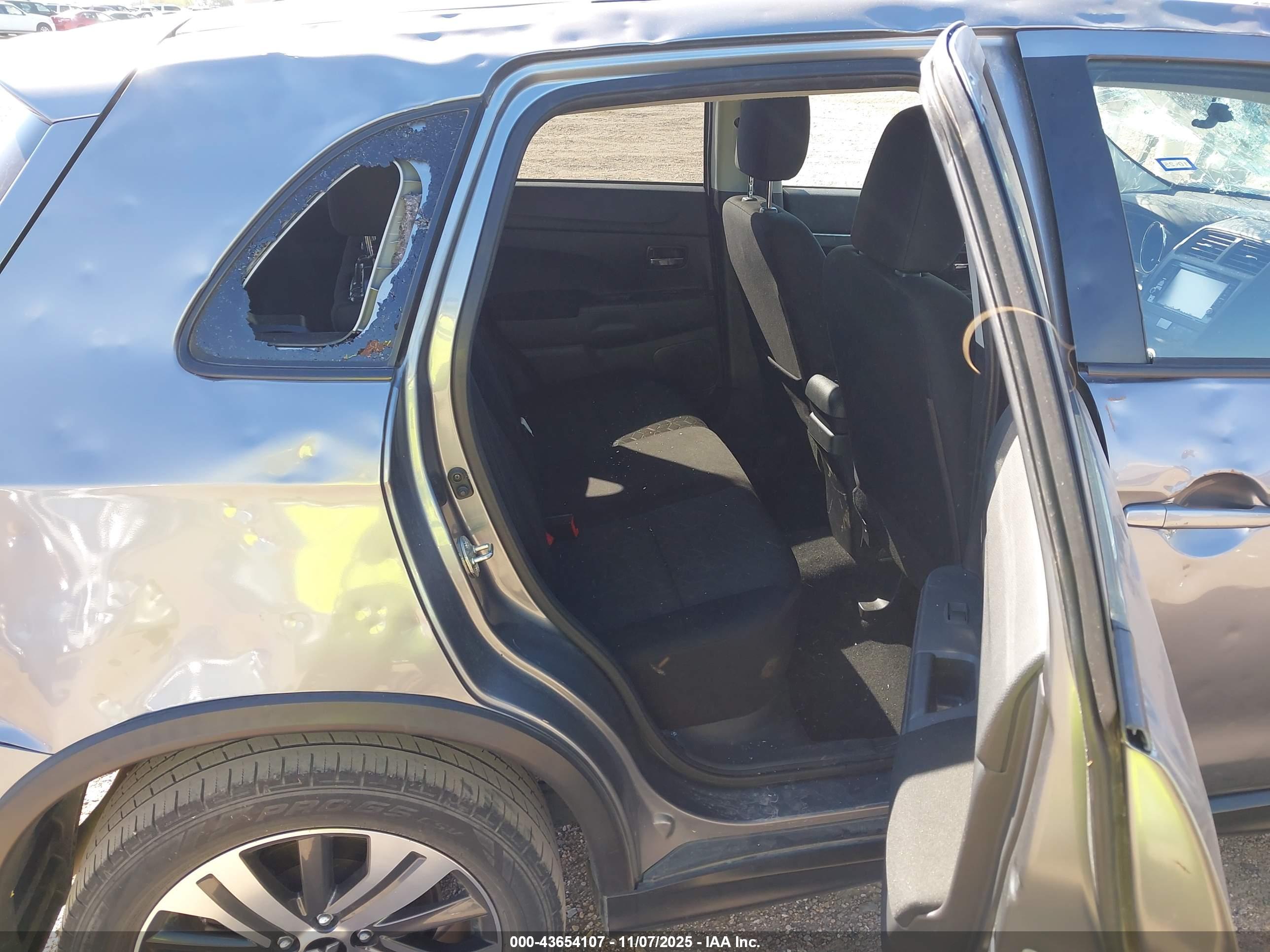 MITSUBISHI OUTLANDER image 8