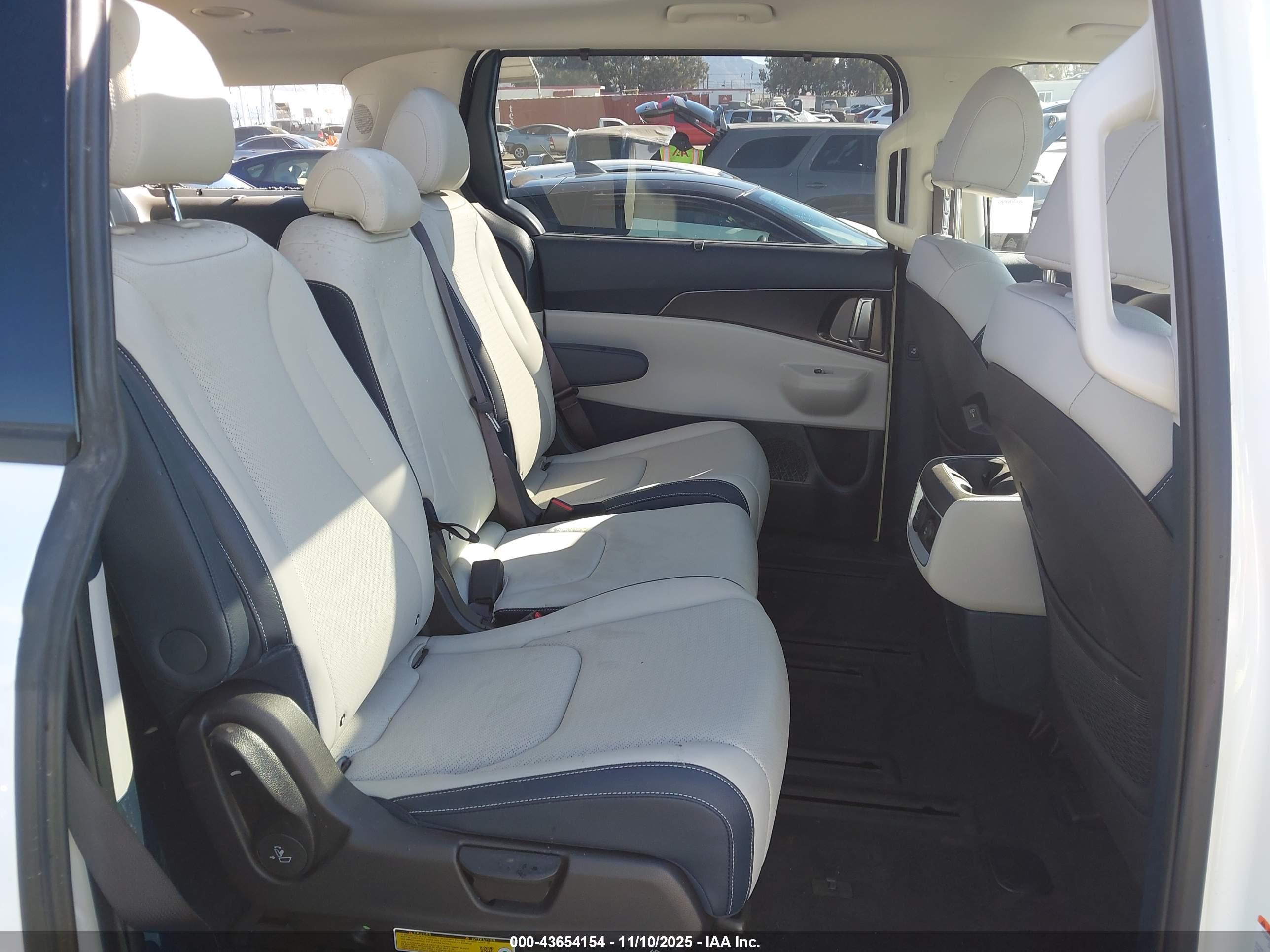 KIA CARNIVAL image 8