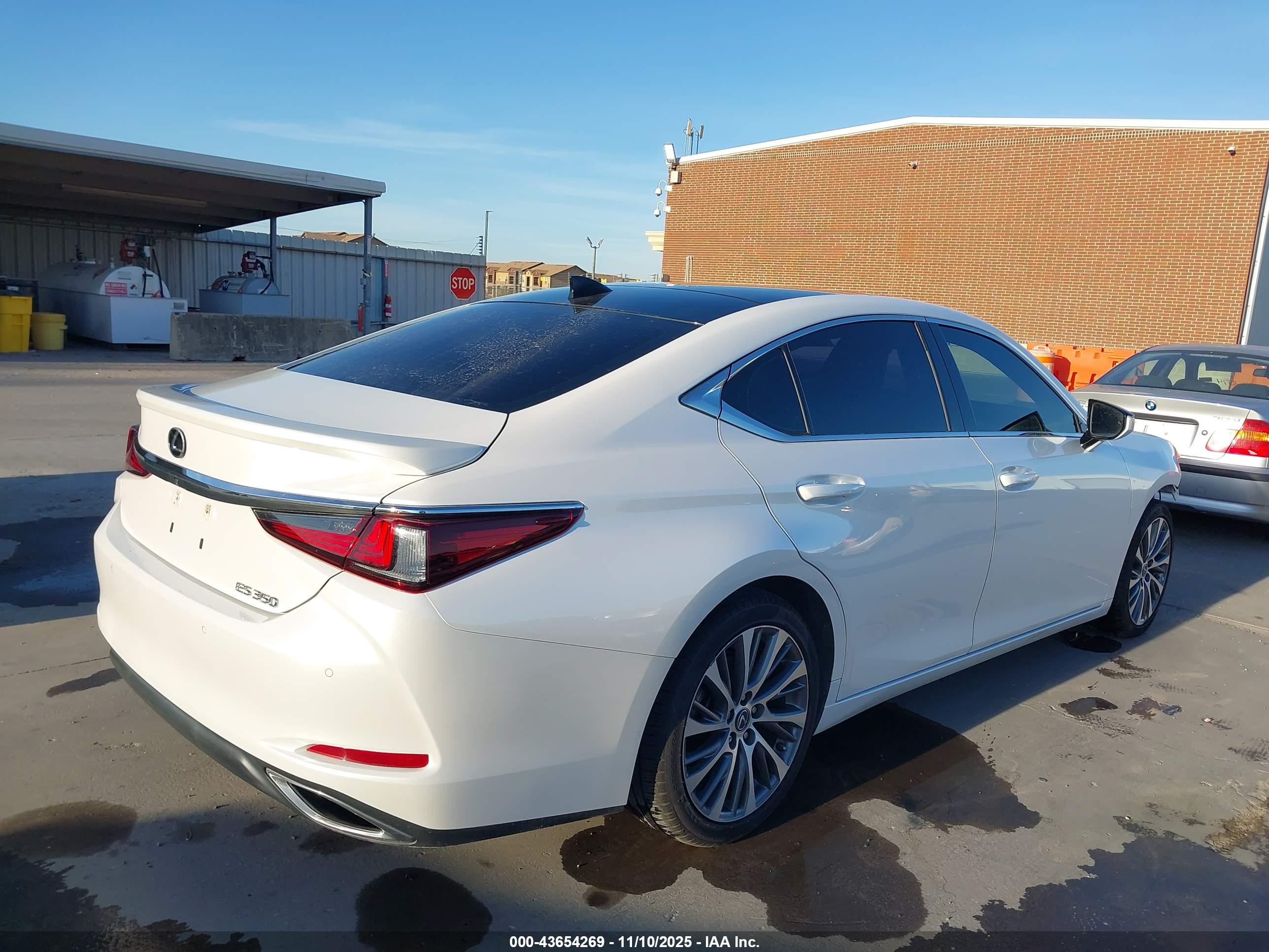 LEXUS ES image 4