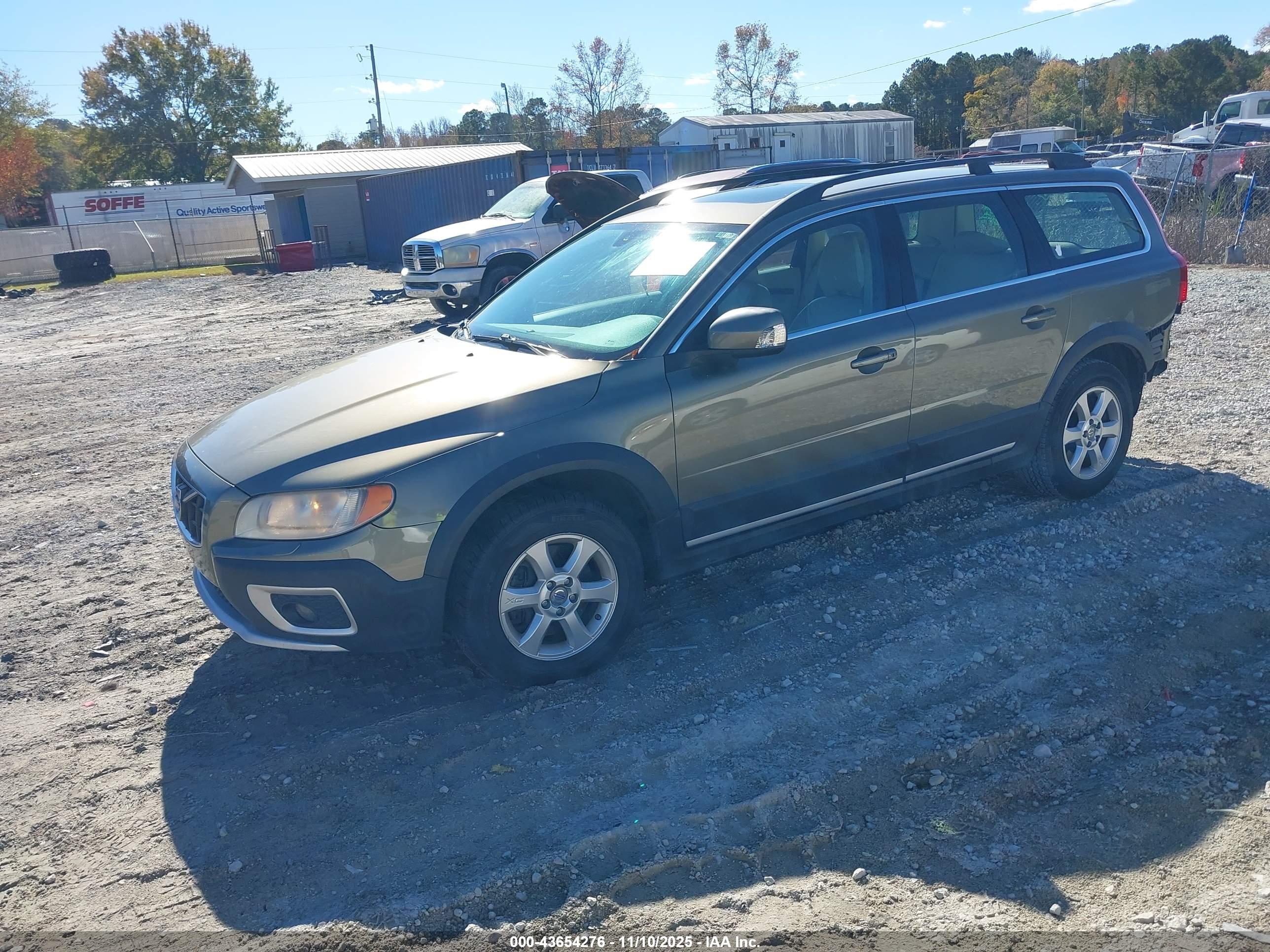 VOLVO XC70 image 2