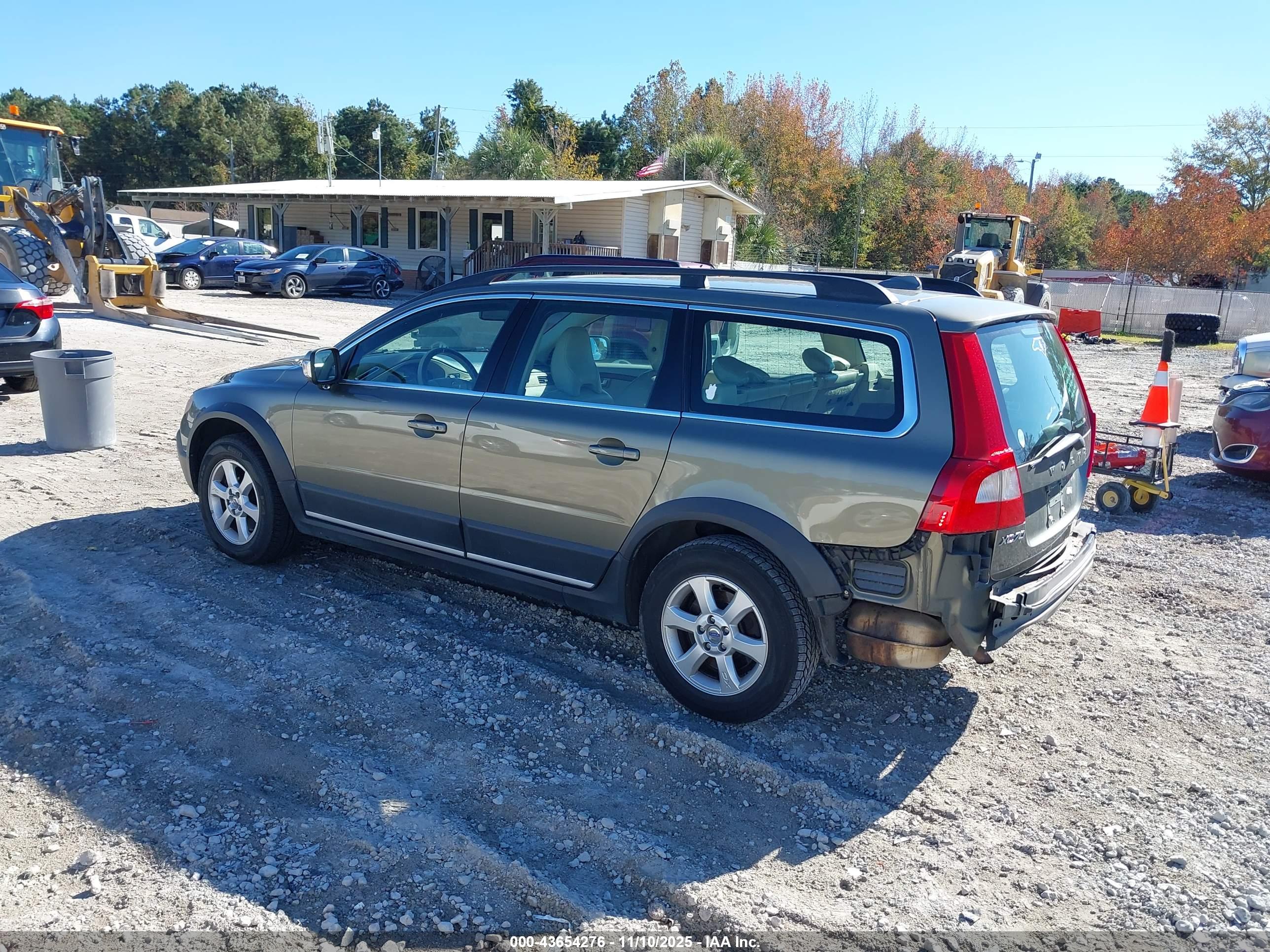 VOLVO XC70 image 3