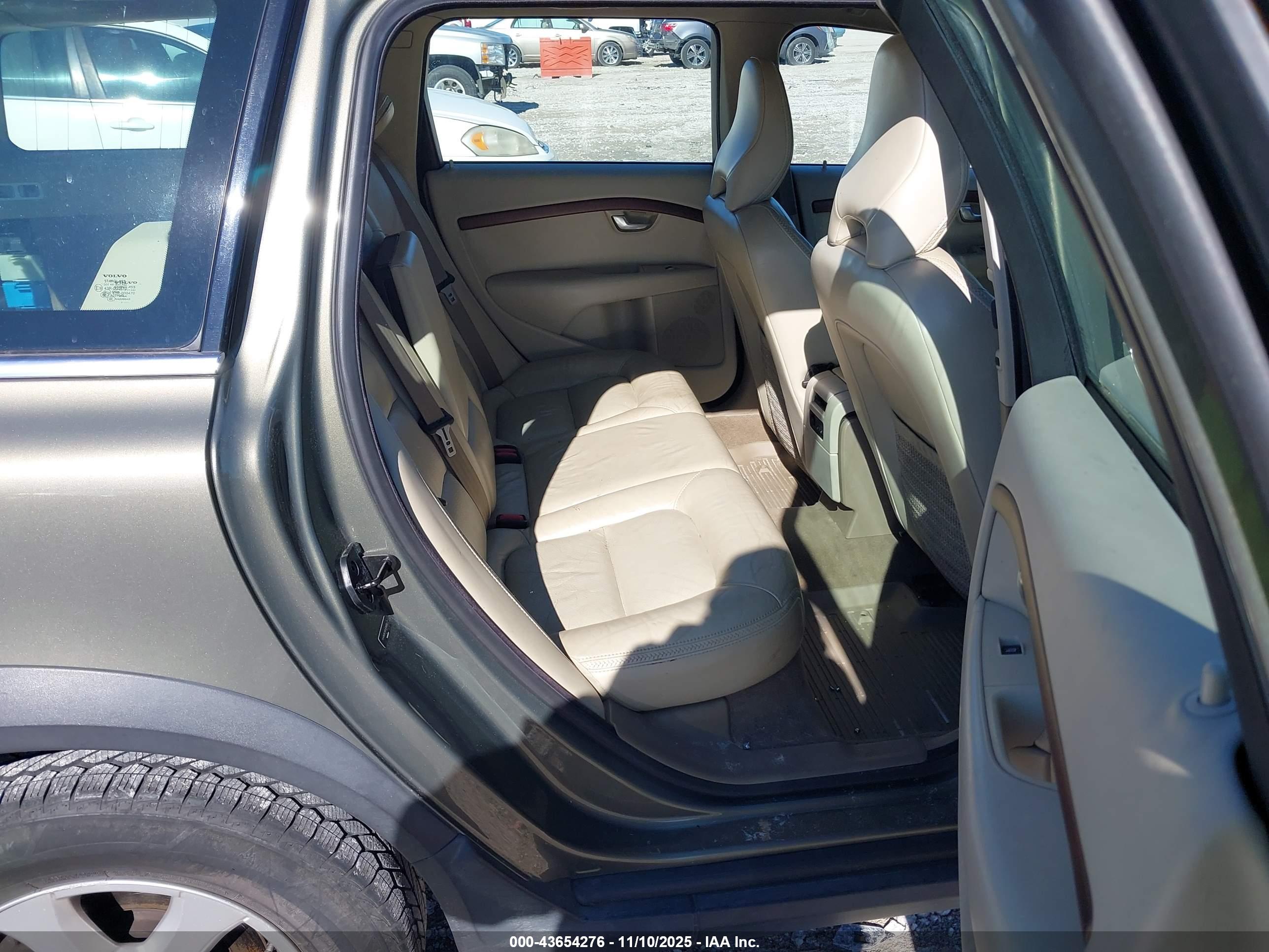 VOLVO XC70 image 8