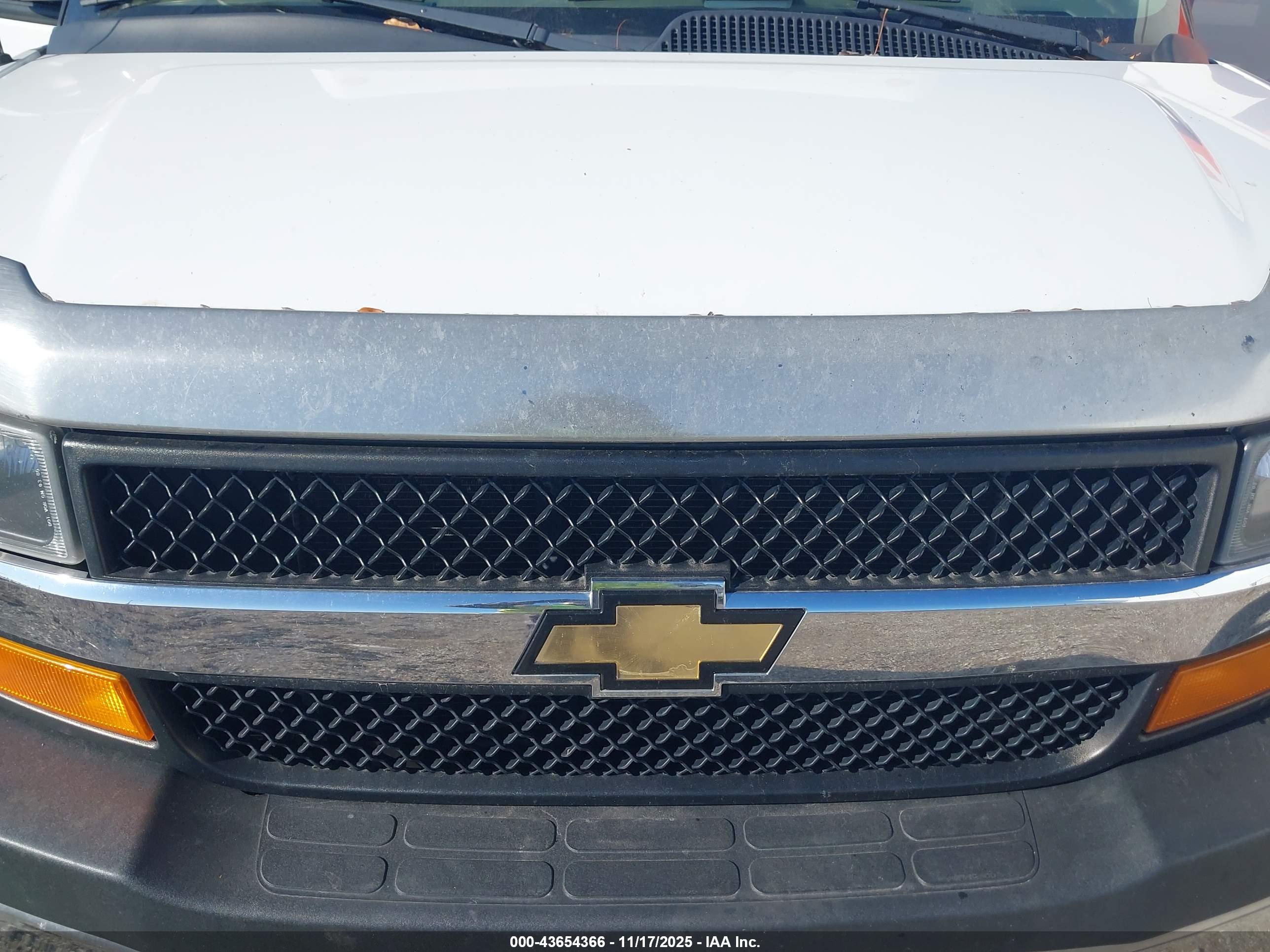 CHEVROLET EXPRESS image 10