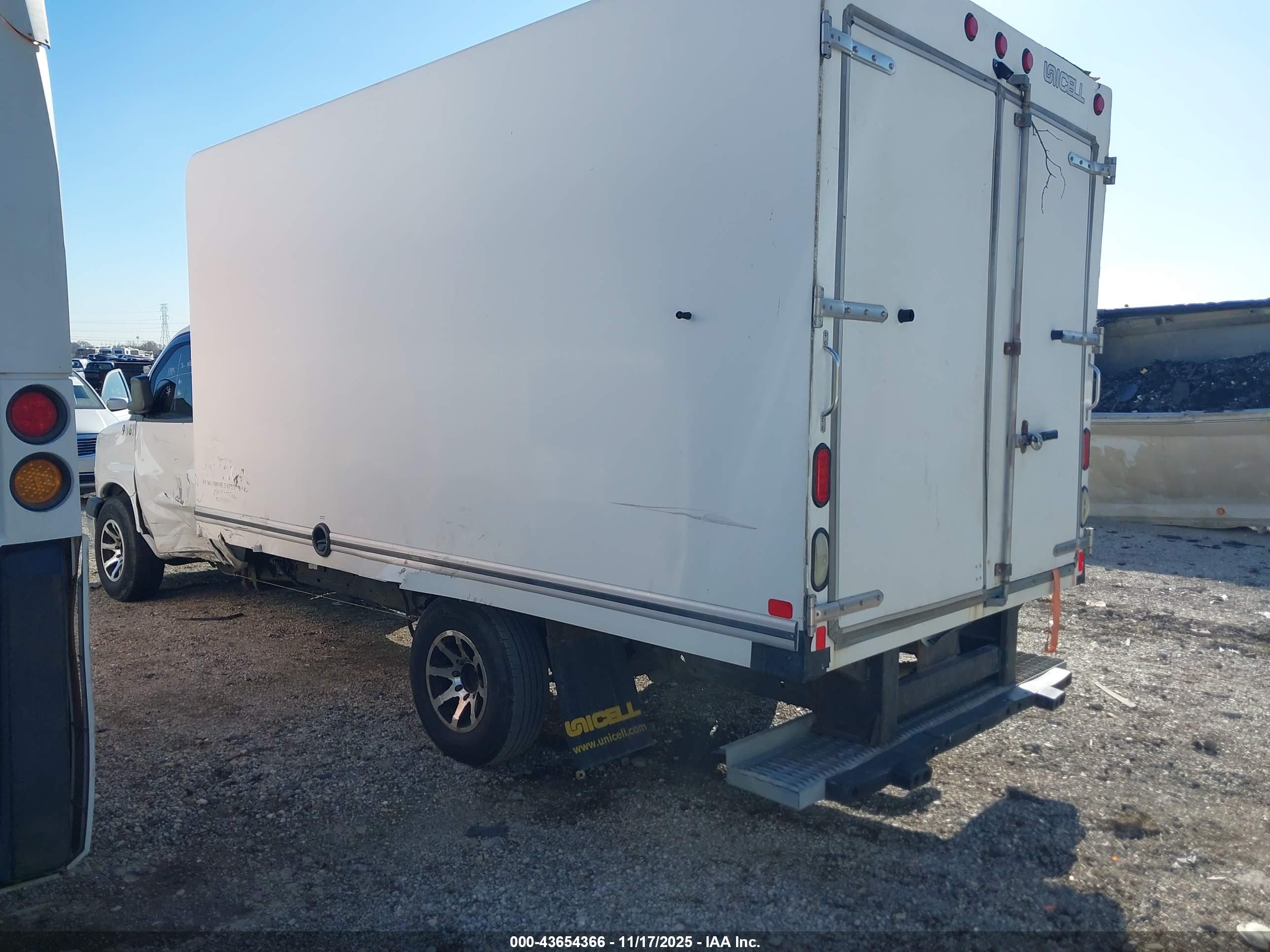 CHEVROLET EXPRESS image 3