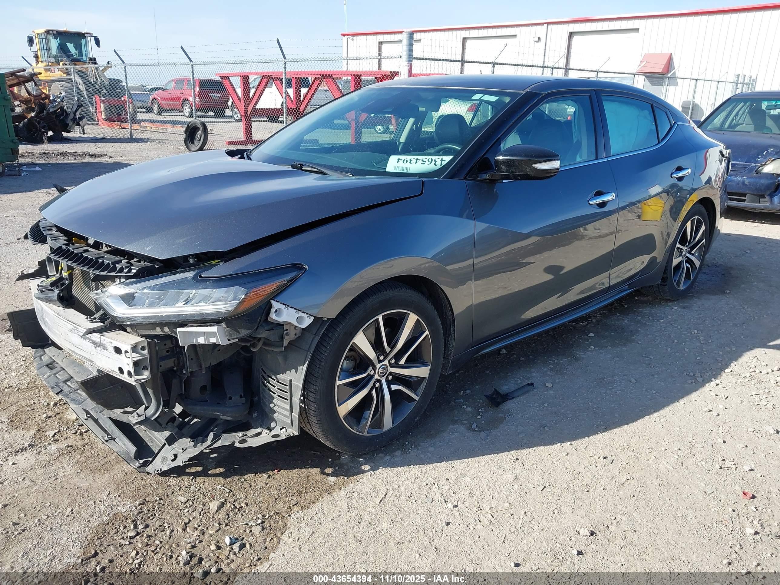 NISSAN MAXIMA image 2
