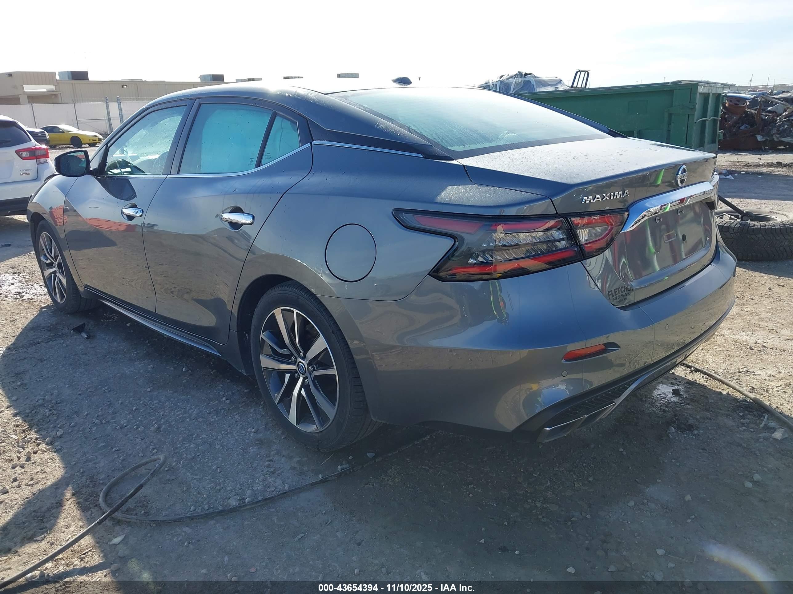 NISSAN MAXIMA image 3