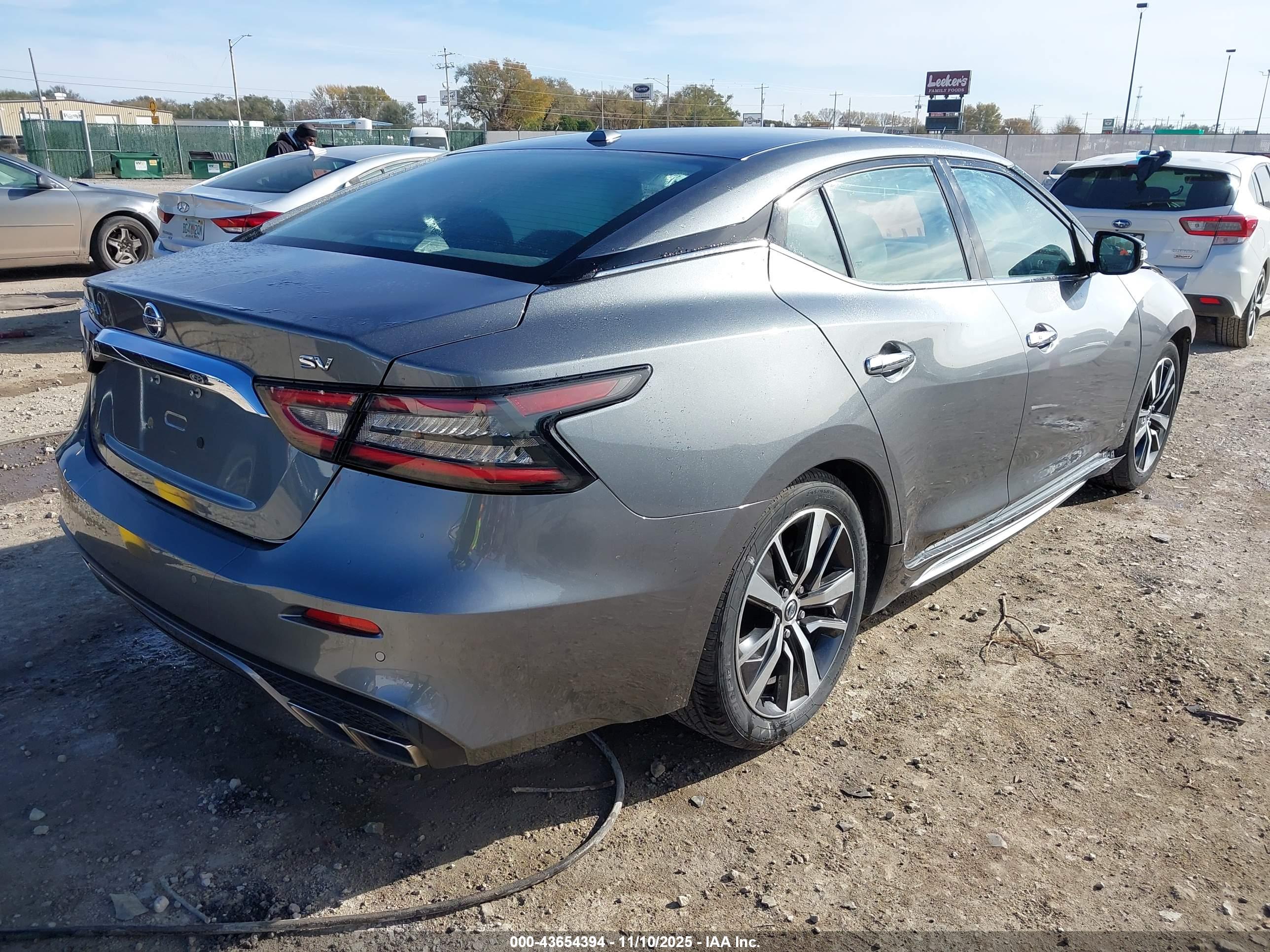 NISSAN MAXIMA image 4