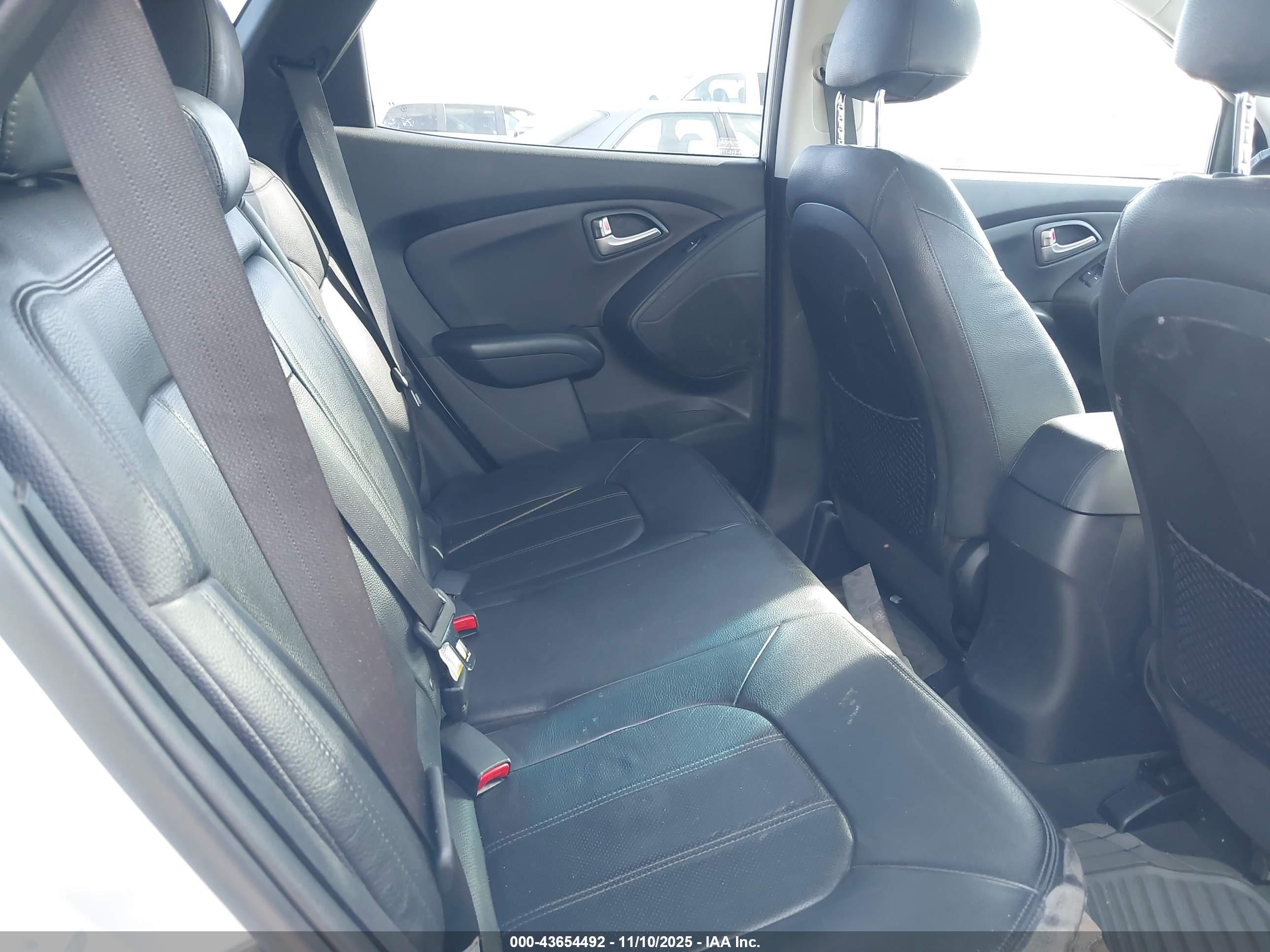 HYUNDAI TUCSON image 8