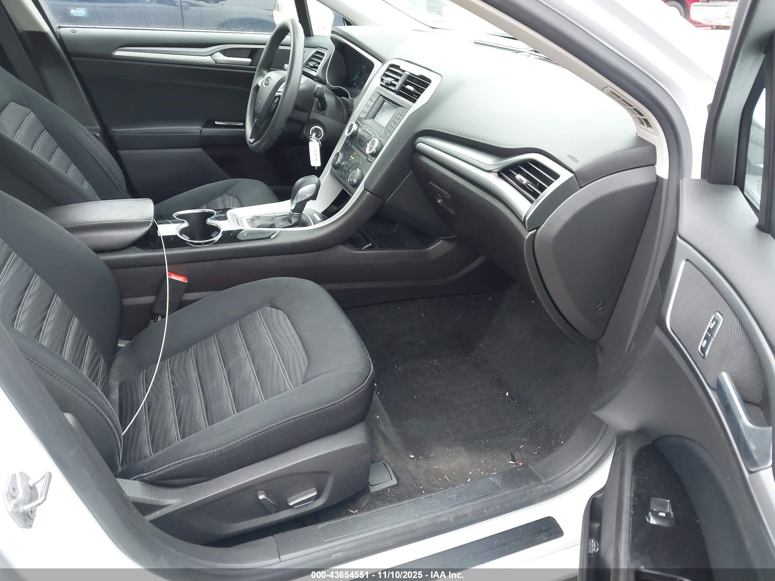 FORD FUSION image 5