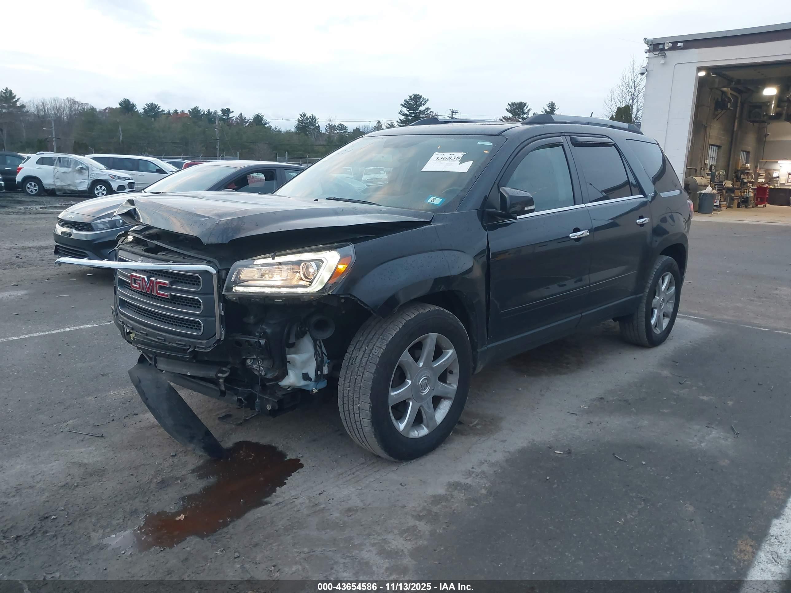 GMC ACADIA image 2
