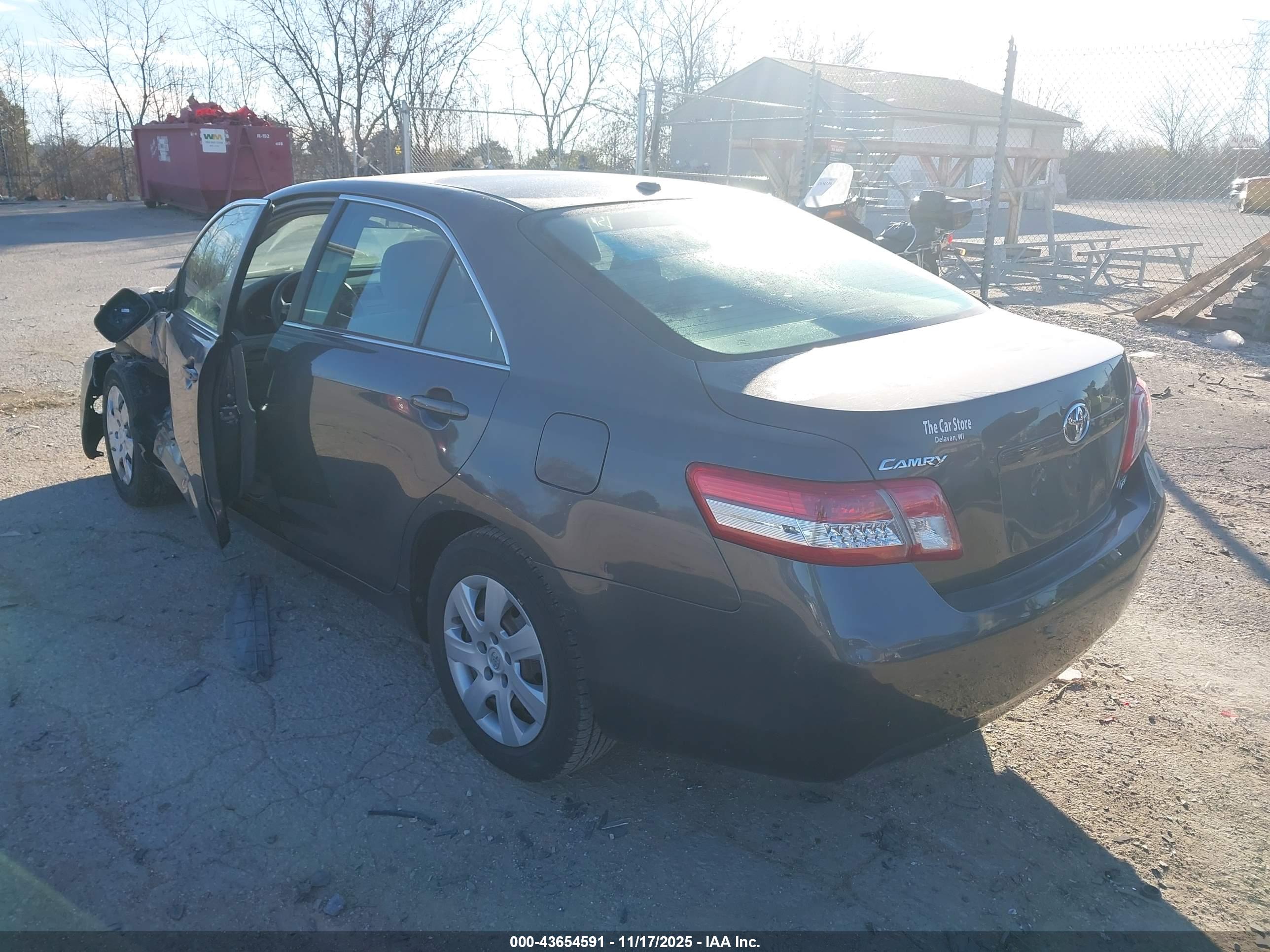TOYOTA CAMRY image 3