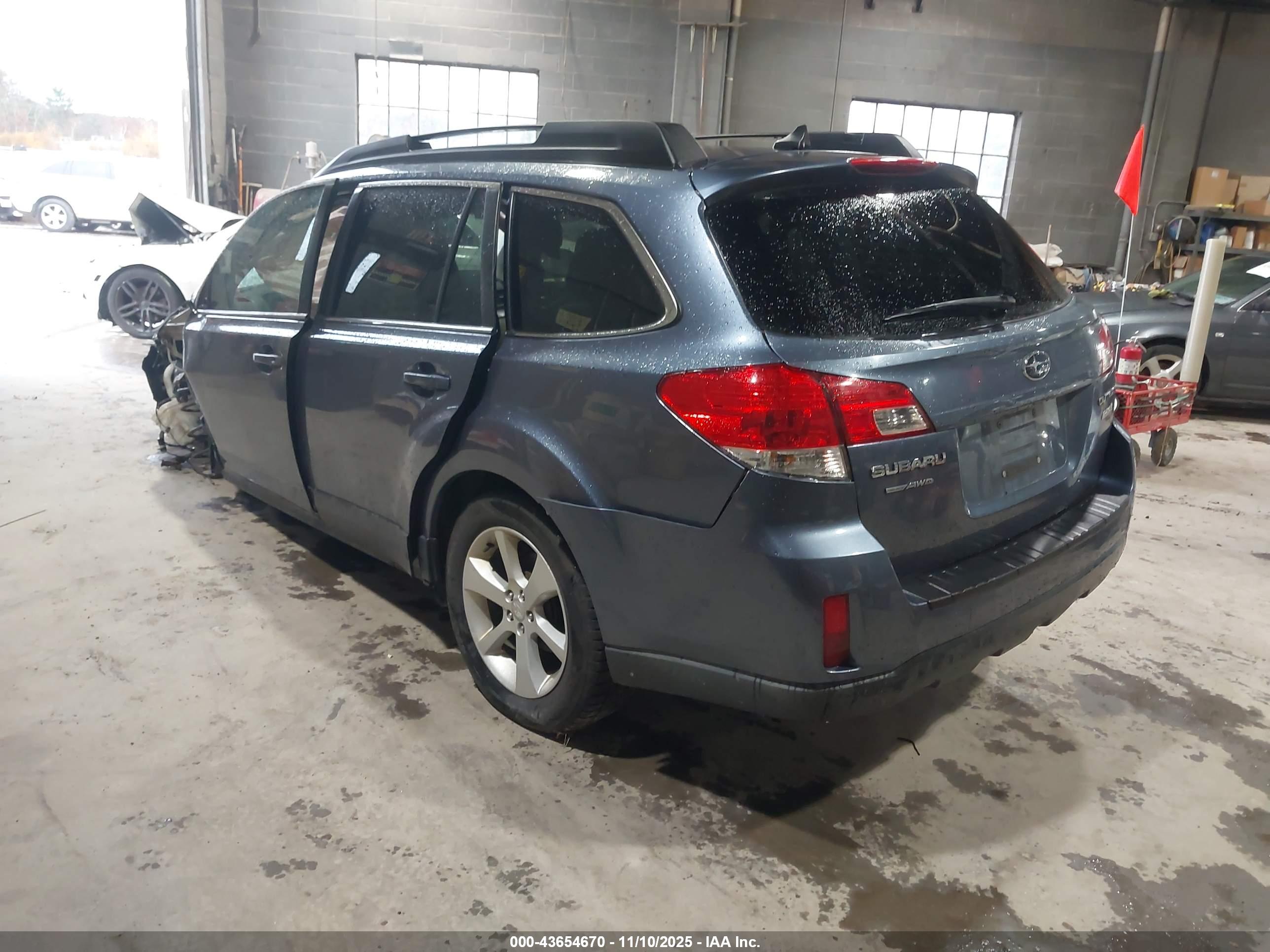 SUBARU OUTBACK image 3
