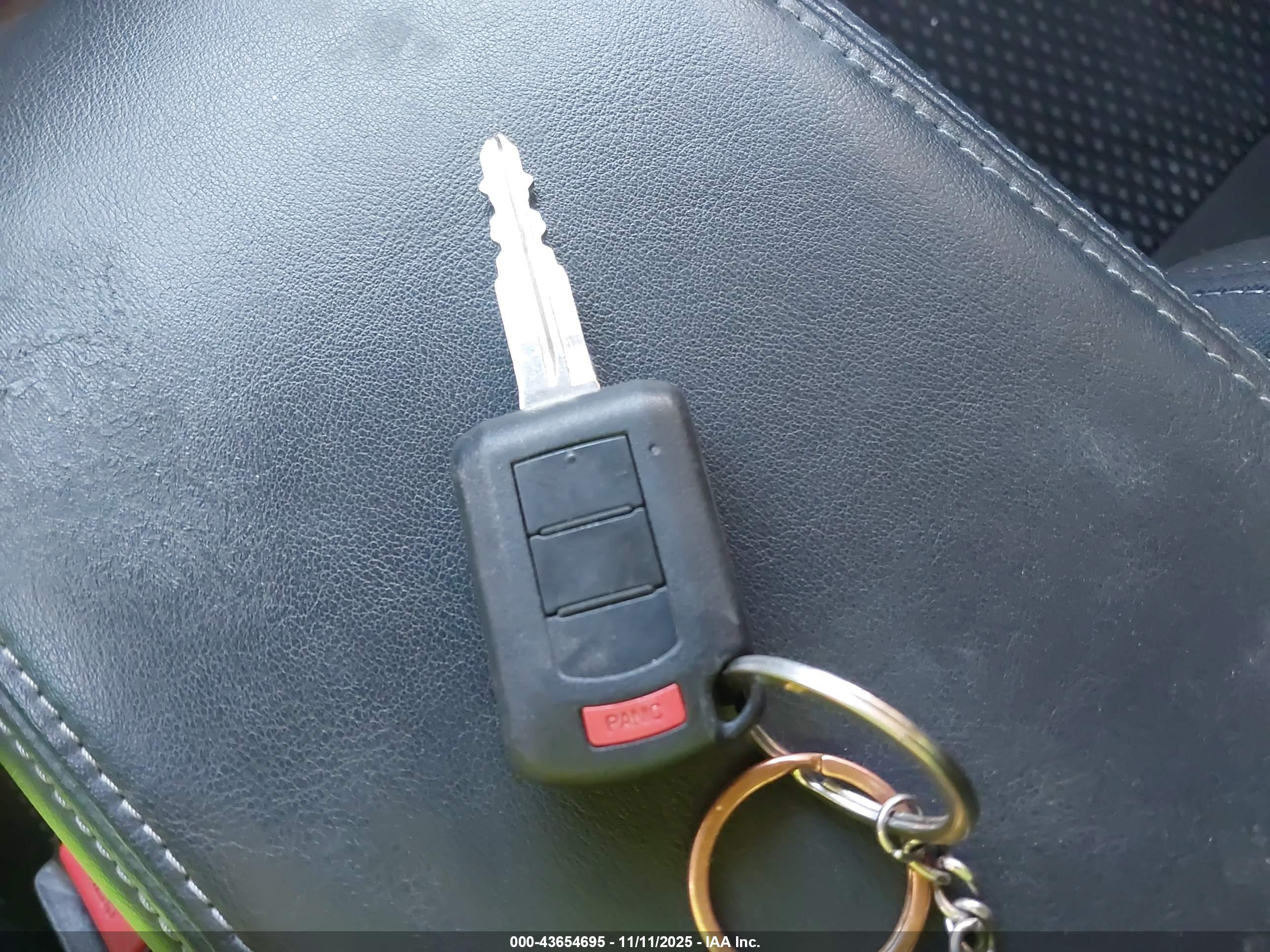 MITSUBISHI OUTLANDER image 11